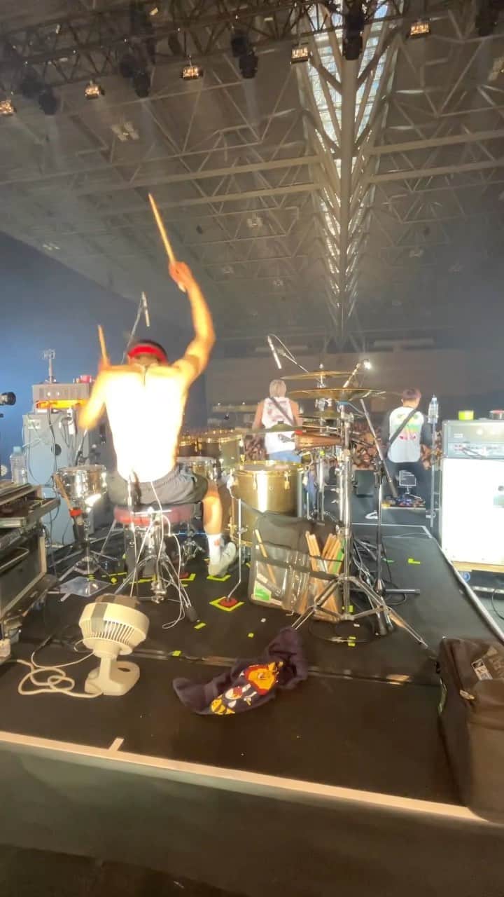 Bunta のインスタグラム：「"Place to Try" BLARE FEST. 2023  やっとフェスでもデカい声を出せる時代になってきたね🤘🤘🤘みんなこんな光栄がまた普通になる日を3年前からずっーと待ってたと思う。マジでこっからが俺たちロックバンドの本領が発揮できるステージに入ってきたと思う。　俺たちもみんなが全力で楽しめるような演奏をもっともっと磨いて、フルテンでぶつかっていくからよろしくね🥁🤝🥁 何回も言うけど、こんな環境を作り上げたcoldrainにはマジでリスペクトと感謝🙏  #totalfat #coldrain #blarefest2023  #drum #drummer  #drums #drumlife #drumsticks #drumsolo #drumcam #drummerlife #yamahadrums #zildjian #zildjancymbals」