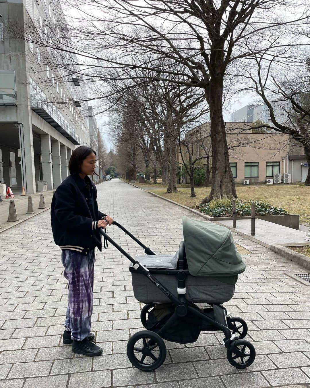 mao mitsuiのインスタグラム：「ただいまTokyo🫶 あっというまに2月になってた笑 ハワイでは山の上にいたから車移動が多かったけど、東京生活ではとにかく歩くからストローラーは @bugaboousa のFox3を使ってる🪐✨  押したくなるくらいスイスイでカーブも気持ちいいし、おっきなホイールで段差もあまり感じずで安定感すごい。 さすがストローラー界のロールスロイス。芝生の上やビーチでも押せるんだって。 コットの中も広くて、寒くなさそうだしめっちゃ居心地よさそうです🛌😮‍💨」