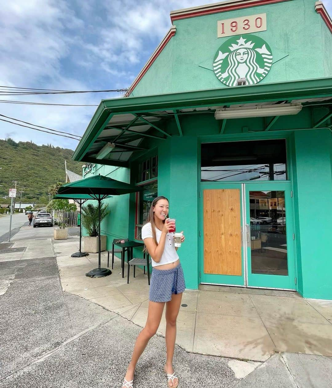 エイミー・コガのインスタグラム：「I’m hot and cold 💚☕️ #starbucks #hawaii #manoa」