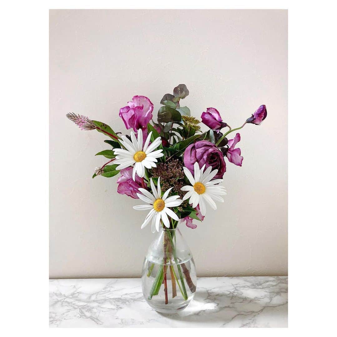 RINAのインスタグラム：「ローズ×スイートピー×マーガレット  少しずつ春のお花が出てきて明るくなる🌼*･」