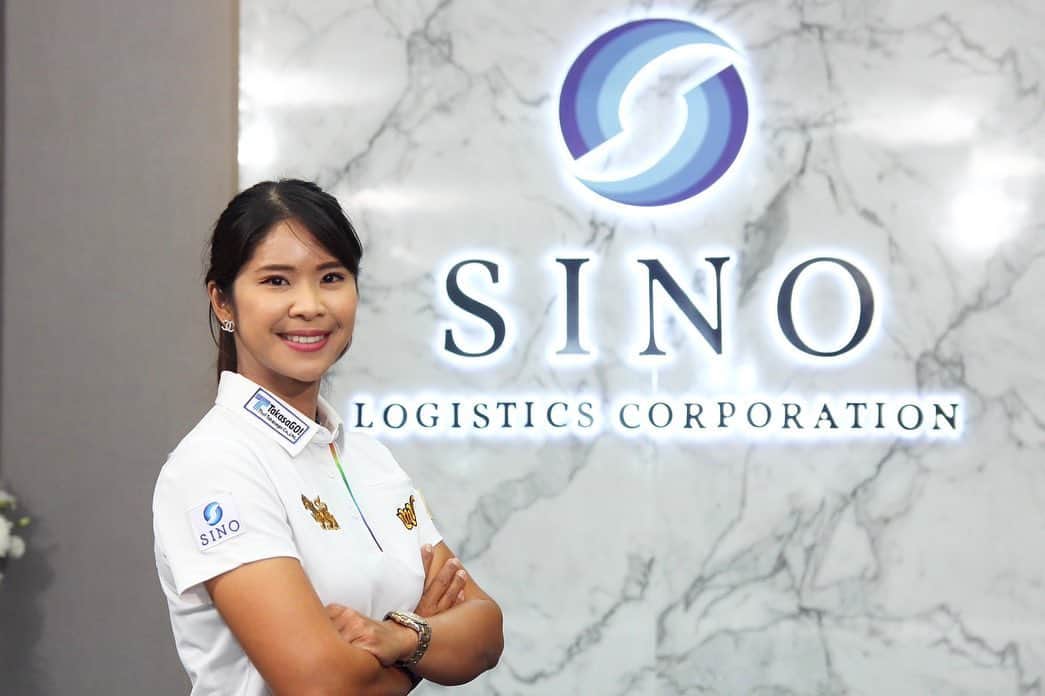 ポーナノン・ファトラムのインスタグラム：「ขอขอบคุณบริษัท Sino Logistics Corporation โดยคุณ นันท์มนัส วิทยศักดิ์พันธ์ ที่ให้การสนับสนุนและเป็นกำลังใจที่ดีให้แหวนในการสู้ศึก LPGA 2023  ซึ่งเป็นฤดูกาลที่ 13 ของแหวนในการเข้าร่วมแข่งขันใน LPGA นะคะ  แหวนขอขอบคุณสำหรับการไว้วางใจ และการสนับสนุนในครั้งนี้ แหวนจะทำให้ดีที่สุดค่ะ ฝากติดตามและเป็นกำลังใจให้แหวนด้วยนะคะ🥰🙏」