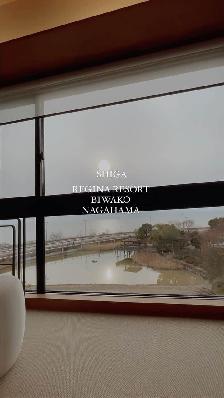 kanetaka ayaのインスタグラム：「📍REGINA RESORT BIWAKO NAGAHAMA  わんちゃん🐶もべびちゃん👶🏽もいるよー！  って方にオススメお宿でした♡  何とも夕朝食どちらも部屋食なのが とーっても嬉しい！！！  わんちゃんお宿でもご飯の会場はわんちゃんNGで 結局お留守番🐶なんてこともあって、、、 そして暴れ盛りのゆあぴ👶🏼がいても 私がゆっくり食べれて、部屋食なだけで大満足！ お料理も大食いゆあぴと食べても お腹いーっぱい食べれました♡ (白いご飯を頂き、離乳食持って行ってたけど結局使わずでした  ベットの高さ問題は真ん中か端で寝かせればOK！  行きも帰りも激チカの黒壁スクエア周辺散策して ゆあぴも好き勝手歩いて、楽しそうでした♡  #滋賀 #レジーナリゾートびわ湖長浜 #レジーナリゾート #子連れ旅行#わんちゃんと泊まれる宿」