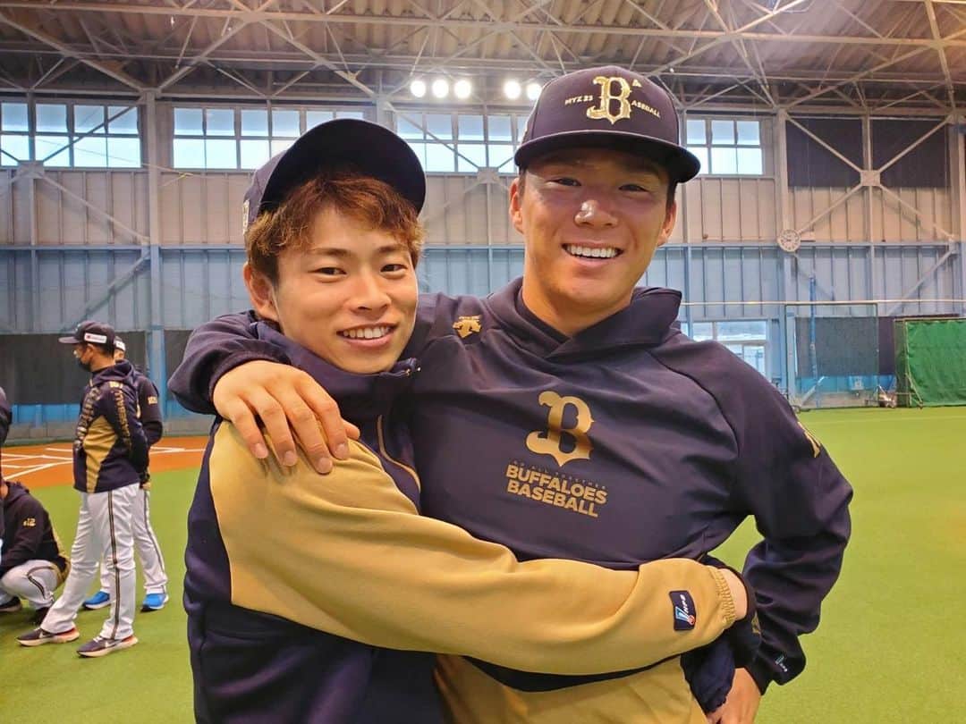 山岡泰輔のインスタグラム：「⁣ ⁣ 由伸にハグしてあげました🫣⁣ この男もいい匂いしました😵⁣ ⁣ #宮崎キャンプ⁣ #この男もいい匂い」