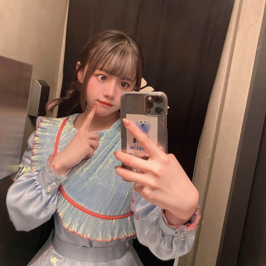 のインスタグラム：「シンデレラカラーの新衣装💎✨ まだ肉眼で観れてない方は　#IDOLATER のLIVEへ☺︎  #新衣装　#idol #衣装 #tbt #like4like #followme #picoftheday #follow #me #selfie」