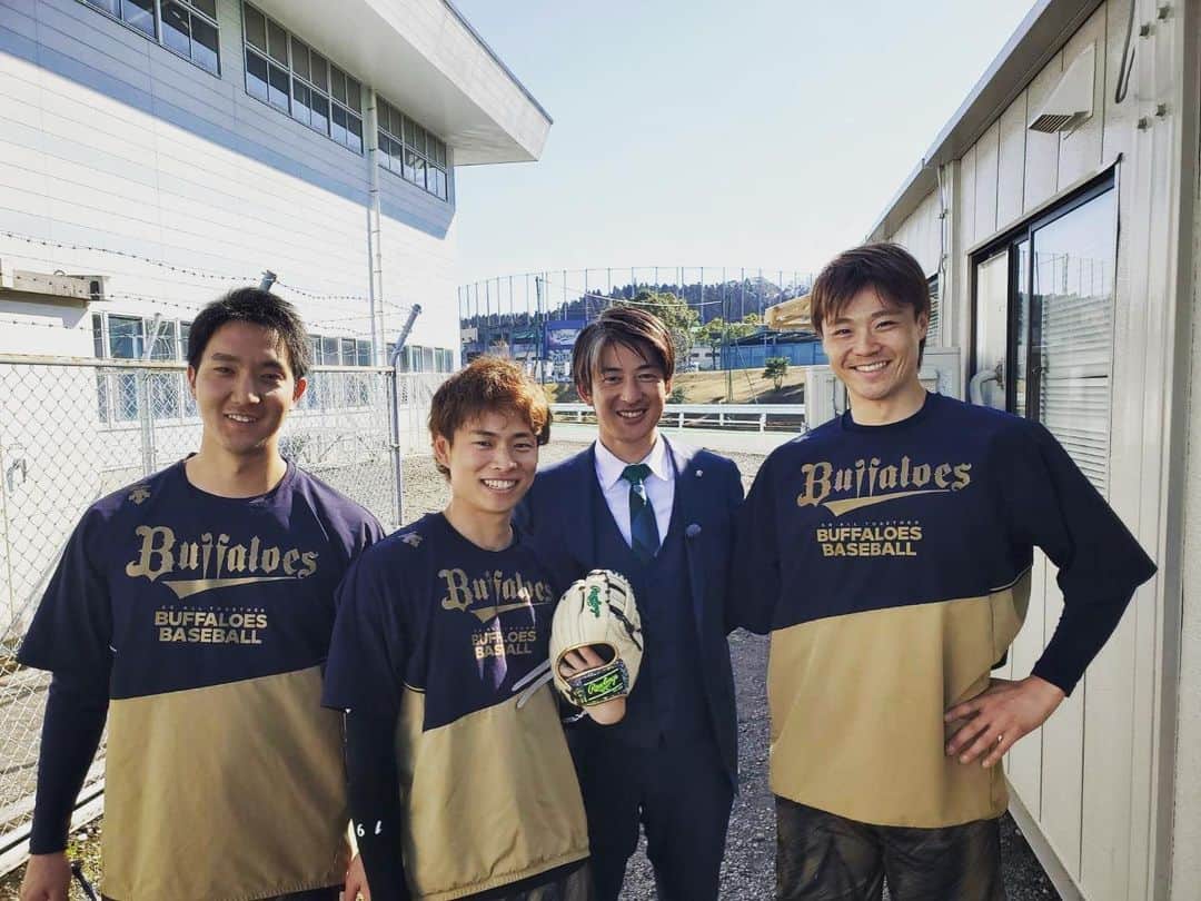 山﨑福也のインスタグラム：「能見さん来てましたー！！ 久しぶりに色々なこと話しました✨ 短い時間でしたが、会えて良かったです😆 #能見篤史 #山岡泰輔 #田嶋大樹」