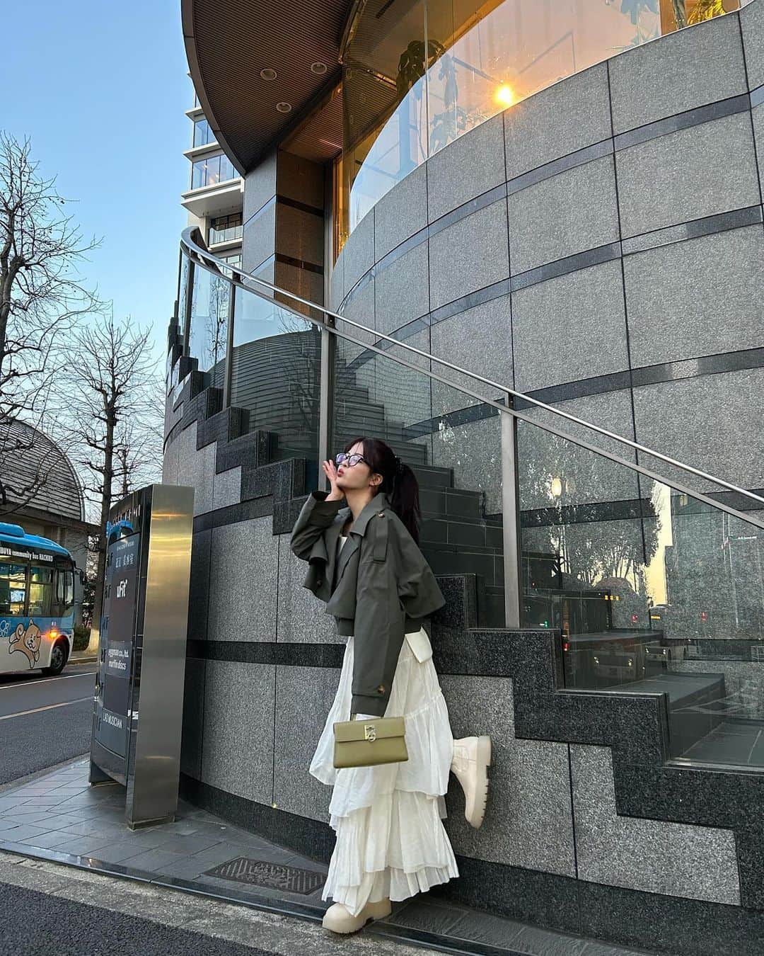 牛江桃子（ももち）さんのインスタグラム写真 - (牛江桃子（ももち）Instagram)「🐊🐊📚📚🌳🌳🤍🤍🤍 ⁡ ⁡ 大阪POPUPでも大大大人気だった、ショートトレンチのkhakiを一足お先に🐊♡ カジュアルになりがちなカーキでも、リルのトレンチならたっぷり女性らしく着れます🫶🏻♡ 最高に可愛い。♡ ⁡ ⁡ 今夜のリルライブも楽しかったね、、🥹🫶🏻💞 見てくれた子ありがとう！明日の20時もリルライブで会おうね！お仕事や学校､また1日お互い頑張ろうね✊🏻🔥 明日のライブも楽しみだ〜〜！♡ ⁡ ⁡ PS. YouTubeで、Lil Ambition春服LookBook UPしました♡ もう見てくれたかな？？(最近、YouTubeのコメントいっぱいで嬉しい！いつも有難う♡) ⁡」2月8日 21時00分 - momochi.661