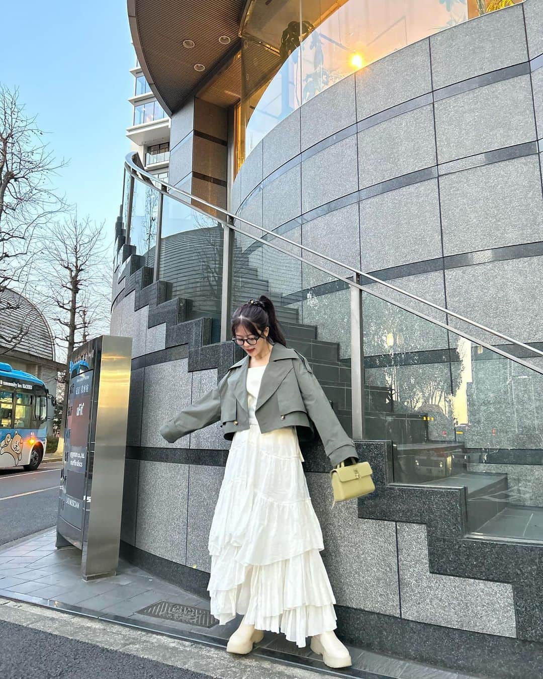 牛江桃子（ももち）さんのインスタグラム写真 - (牛江桃子（ももち）Instagram)「🐊🐊📚📚🌳🌳🤍🤍🤍 ⁡ ⁡ 大阪POPUPでも大大大人気だった、ショートトレンチのkhakiを一足お先に🐊♡ カジュアルになりがちなカーキでも、リルのトレンチならたっぷり女性らしく着れます🫶🏻♡ 最高に可愛い。♡ ⁡ ⁡ 今夜のリルライブも楽しかったね、、🥹🫶🏻💞 見てくれた子ありがとう！明日の20時もリルライブで会おうね！お仕事や学校､また1日お互い頑張ろうね✊🏻🔥 明日のライブも楽しみだ〜〜！♡ ⁡ ⁡ PS. YouTubeで、Lil Ambition春服LookBook UPしました♡ もう見てくれたかな？？(最近、YouTubeのコメントいっぱいで嬉しい！いつも有難う♡) ⁡」2月8日 21時00分 - momochi.661