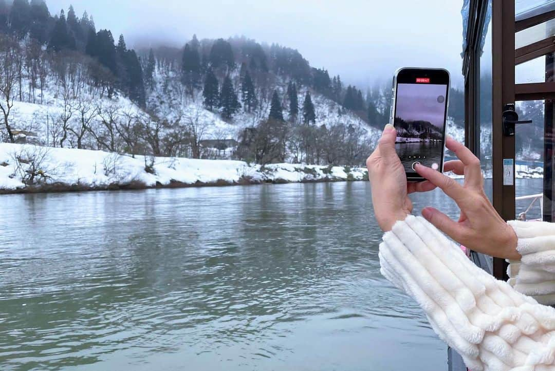 ベンチャーリパブリックさんのインスタグラム写真 - (ベンチャーリパブリックInstagram)「スタッフの旅行休暇をご紹介します♪（今回はシステムグループのメンバーの旅です）  ✈︎・✈︎・✈︎・✈︎・✈︎・✈︎・✈︎  年末年始と旅行休暇を利用して、初めて山形県へ行ってきました。  山形蔵王の樹氷： ロープウェイから見た樹氷高原駅までの道中はとても綺麗な光景でしたが、標高が上がるにつれだんだん視界が悪くなってきました。目の前に樹氷があるのに、真っ白な光景しか見えなかったのは残念ですが、雪の世界に入り込んだような体験を味わえて、面白かったです。  山寺(立石寺)： 元々は頂上にある五大堂が目当てですが、階段の閉鎖で一つ目の参拝ポイント「根本中堂」までしか登れなかったです。それでも道中の雪景色は綺麗でした。  最上川芭蕉ライン舟下り： ぬくぬく暖かいこたつ舟から雪化粧をした奇岩や滝など冬しか見られない絶景を、船頭の舟唄を聞きながらゆったりと楽しめました。約12km・1時間のコースはあっという間に終わってしまいました。  銀山温泉： 大正ロマンに溢れたレトロな街並みが、ガス灯の明かりに包まれた、その風景は幻想的でした。昼もさぞ綺麗でしでしょうね…　今度は、泊まりでまた行きたいです。  やまがた音と光のファンタジア： 音・光のツリーや花が並ぶ幻想的な空間で、ロマンチックな演出を堪能しました。都内イベントに負けないクォリティでした。  かなりタイトなスケジュールでしたが、それはそれで楽しかったです。今度、冬の目玉イベントの多い2月に行ってみたいです！  ✈︎・✈︎・✈︎・✈︎・✈︎・✈︎・✈︎  ※旅行休暇とは、有給休暇以外にお休みを取得できる社内制度です。 #ベンチャーリパブリック #トラベルjp #旅行休暇 #旅行 #山形 #山形蔵王の樹氷 #雪景色 #venturerepublic #traveljp #travel #vacation」2月8日 17時31分 - vkanri