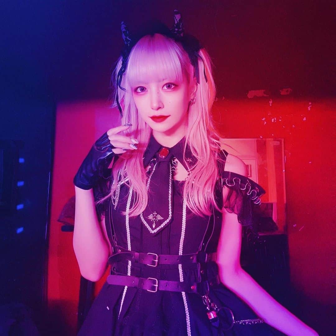 のインスタグラム：「☻☥  #メイク #アイドル #コスプレイヤー  #推し探してる人と繋がりたい  #被写体 #角色扮演 #闇属性 #サブカル #派手髪  #fashion #cosplay #cosplaygirl #cosplayer #kawaii #cyberkawaii #japanesegirl #japanesecosplay #japanesecosplayer #anime #photography #cyberpunk  #follw #followｍe #idol #artist #model」