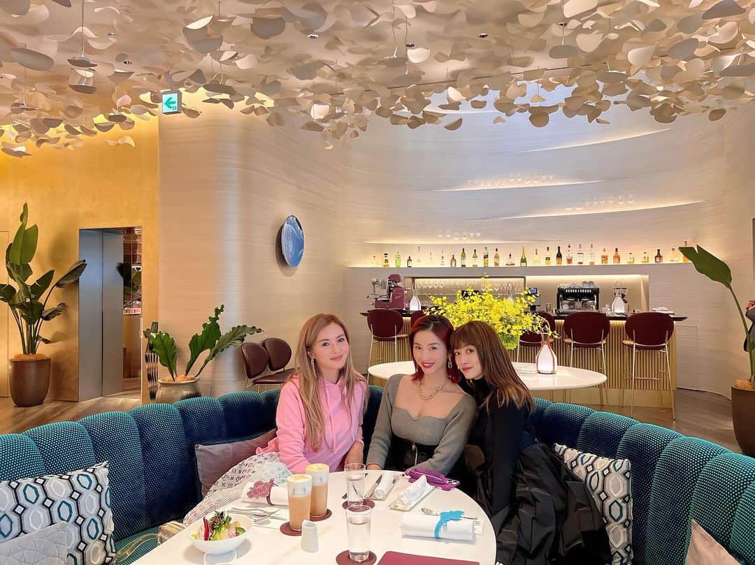 福王寺彩野のインスタグラム：「初めての @lecafev by @louisvuitton 🍽 with @tkco & @youn1029 💕  全部とっても美味しくて感動❣️さすが須賀さん✨✨ @yosuke_suga 👏👨‍🍳  私は会議があったのでひと足先に出たんですが3人でガールズトークして楽しかった🫶 次は桜の会かな🌸楽しみ☺️💓  #lecafev #louisvuitton #ginza #lunch」