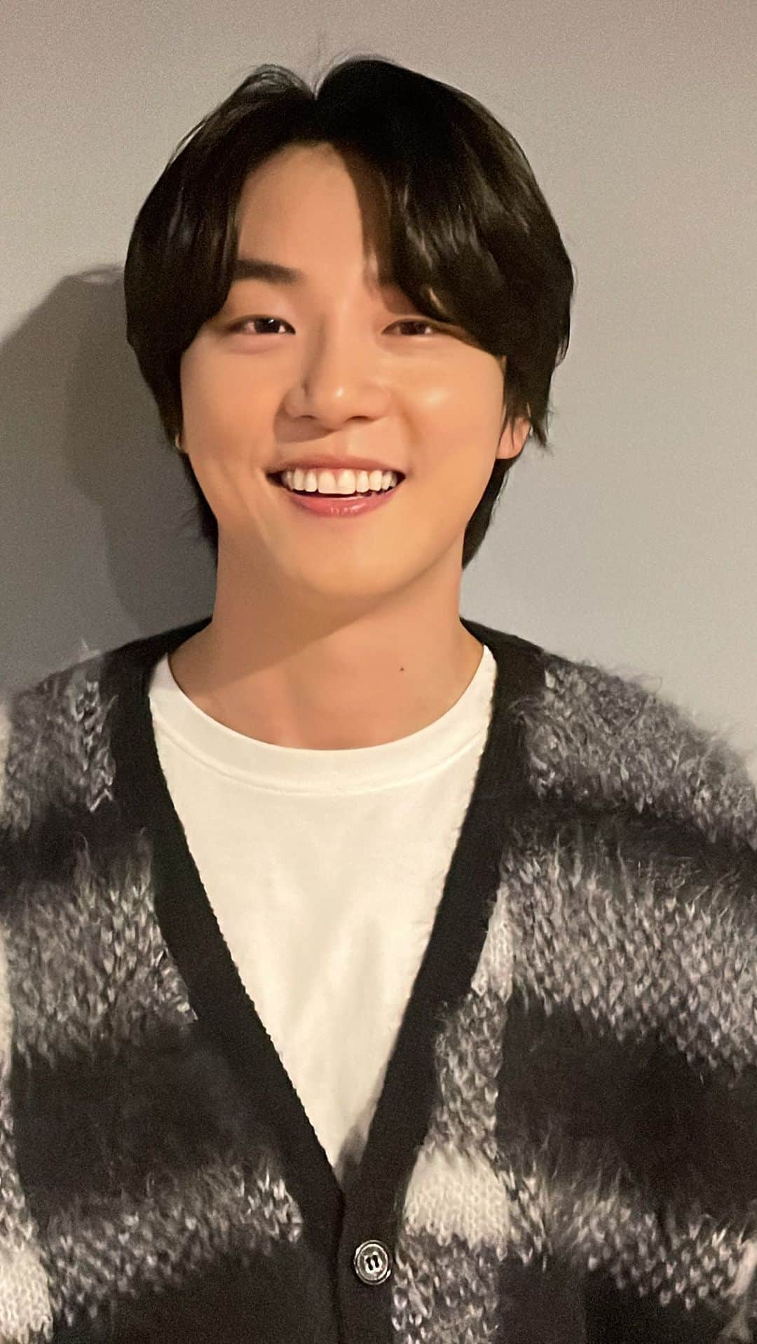 ユン・シユンのインスタグラム：「#우리사랑이향기로남을때 가 개봉했습니다 :)   우리 시윤 배우님이 전하는 메시지입니다   아직도 추운 날씨가 이어지고 있는데요, 감기 조심하세요!   #윤시윤 #우리사랑이향기로남을때 #우사향 #개봉영화」