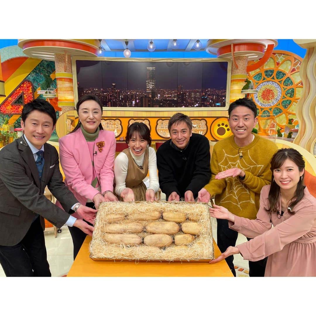 のインスタグラム：「． 『よんチャンTV』、 産休前最後の出演となった週は 誕生日ラッシュでした👏 ⁡ シャンプーハットの恋さんには 立岩さんの写真がデザインされたオリジナルチョコを、 浅尾美和さんには大好物のレンコンを、 番組からプレゼント🙌😂 ⁡ いつも賑やかな水曜・木曜メンバーの皆さんに たくさんお世話になりました❣️」