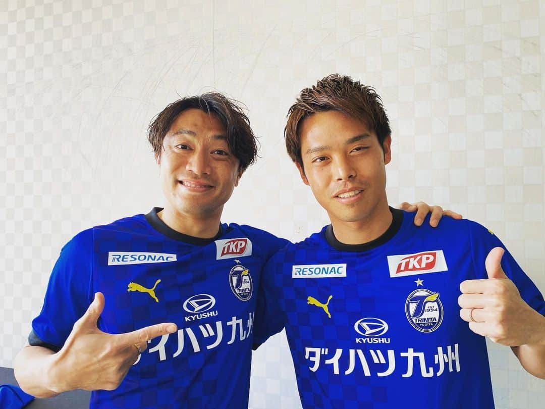 のインスタグラム：「茂平。 今季から新加入。 茂とは実は深い繋がりで。 世代は違うけど中学、高校と同じチームでプレーしている。 キックスFC→トリニータU18 もちろん地元も同じ長崎県。 キックスFCの初蹴りで中学生の茂とプレーしたりも。 そんな選手と一緒にプレーできるのは嬉しいね。うれしかー！ 茂に期待で！ がんばらんば！！ #茂平 #梅崎司 #キックスFC #トリニータU18 #大分トリニータ」