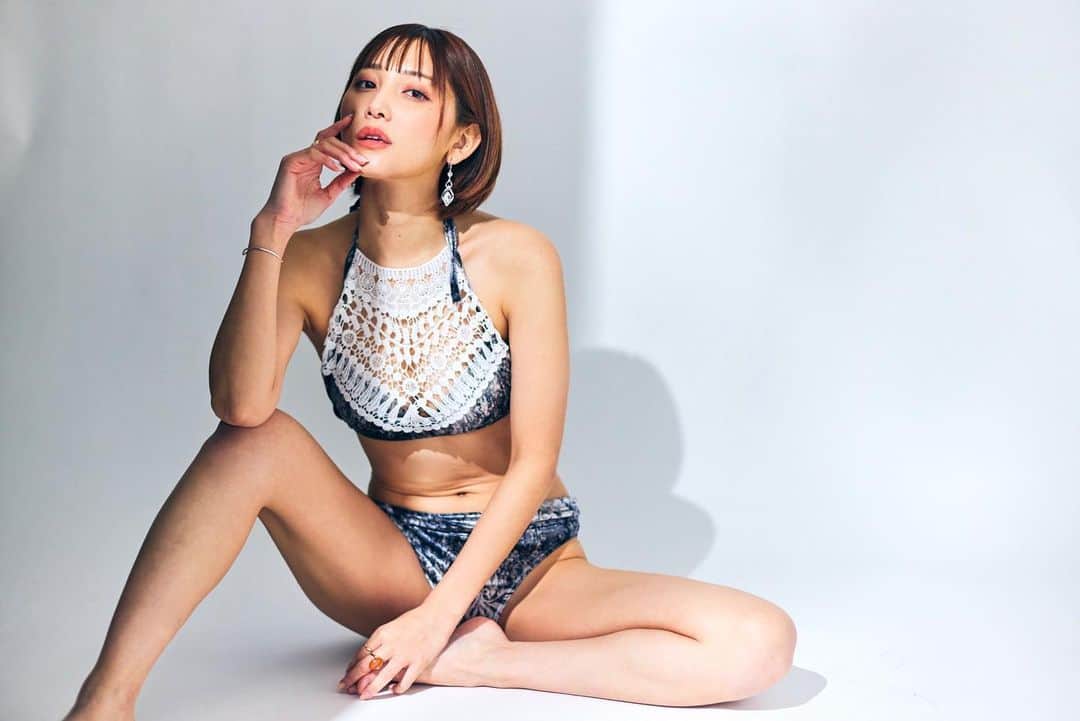 小島みゆのインスタグラム：「深淵をのぞく時、 深淵もまたこちらをのぞいている  昔から好きな言葉 今のSNSに当てはまるよね🤨  When looking into the abyss, The abyss also peers into us  my favorite word ever It applies to today's SNS 😣  . . .  #インスタグラビア　　#instalove #follow #グラビア #扎心了 #like #tokyo #ootd #style #photo #sexybody #love #instagravure #맞팔 #关注 #东京 #model #Japanesegirl #photooftheday #tbt #igers #instadaily #lookgoodfeelgood #日系穿搭」