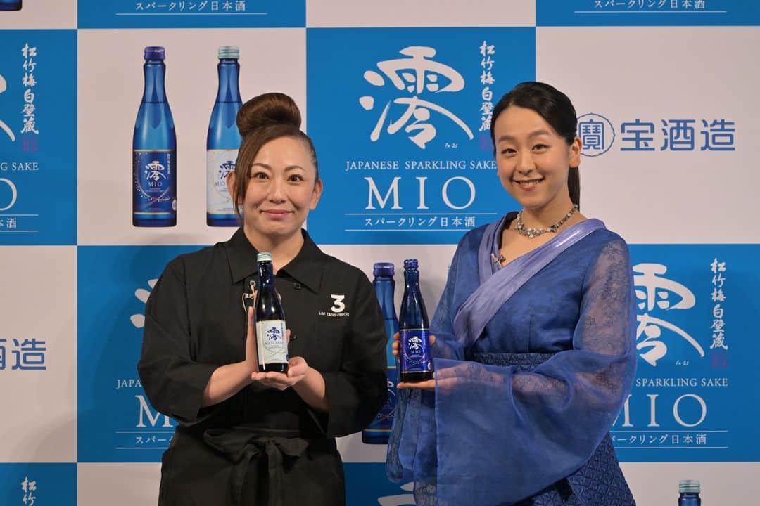 mio_sparklingのインスタグラム：「昨日、3月に新しくなるスパークリング日本酒「澪」の戦略発表会を開催し、「澪」のリニューアル、3月14日新発売の「澪」<CLEAR>をご紹介しました。  澪アンバサダーとして浅田真央さん、そして本場パリで活躍するショコラティエの佐野恵美子 さんにゲストとしてご登場いただきました。  #浅田真央 #佐野恵美子 #スパークリング日本酒 #CM #PR #新商品 #日本酒を楽しむ会 #お酒好きな人と繋がりたい #日本酒部 #飲酒タグラム #日本酒大好き #日本酒好きな人と繋がりたい #家族 #日本酒 #sparkling #澪 #CLEAR #miomao #リニューアル」