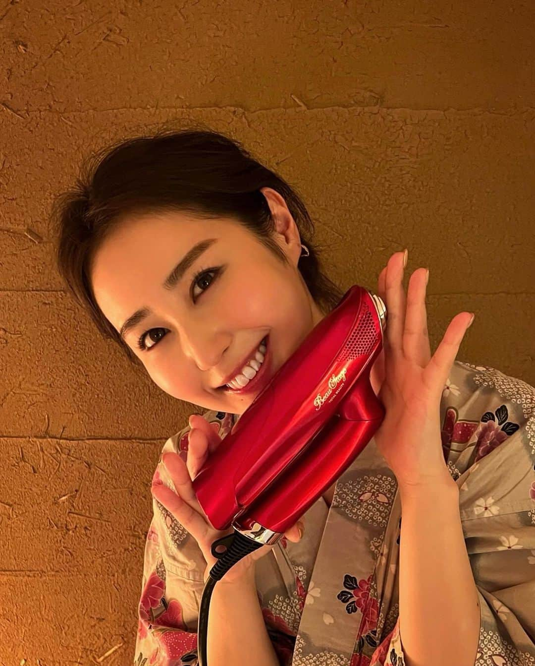 八尋莉那のインスタグラム：「コンパクトなヘアドライヤー✨ ELEGANJET🌹温泉に持って行きました♨️ 2枚目👉是非動画で音を聞いてみてください〜✨ 風力は強いですが、お部屋で流れている音楽が聴こえるほどのボリュームです👌  温泉もサウナも大好き♡ ・ ・ ・ #アデランス#ADERANS#エレガンジェット#ELEGANJET #ドライヤー#ヘアドライヤー#美髪#ロングヘア#ヘアケア#ストレートヘア#温泉#箱根#温泉旅行#軽量ドライヤー#旅行準備#美容#美容家電#ビューティーガレージ#美容グッズ#ヘアサロン#美容院#美容室#美容#beauty#hair#haircare#longhair#浴衣#instagram#model」