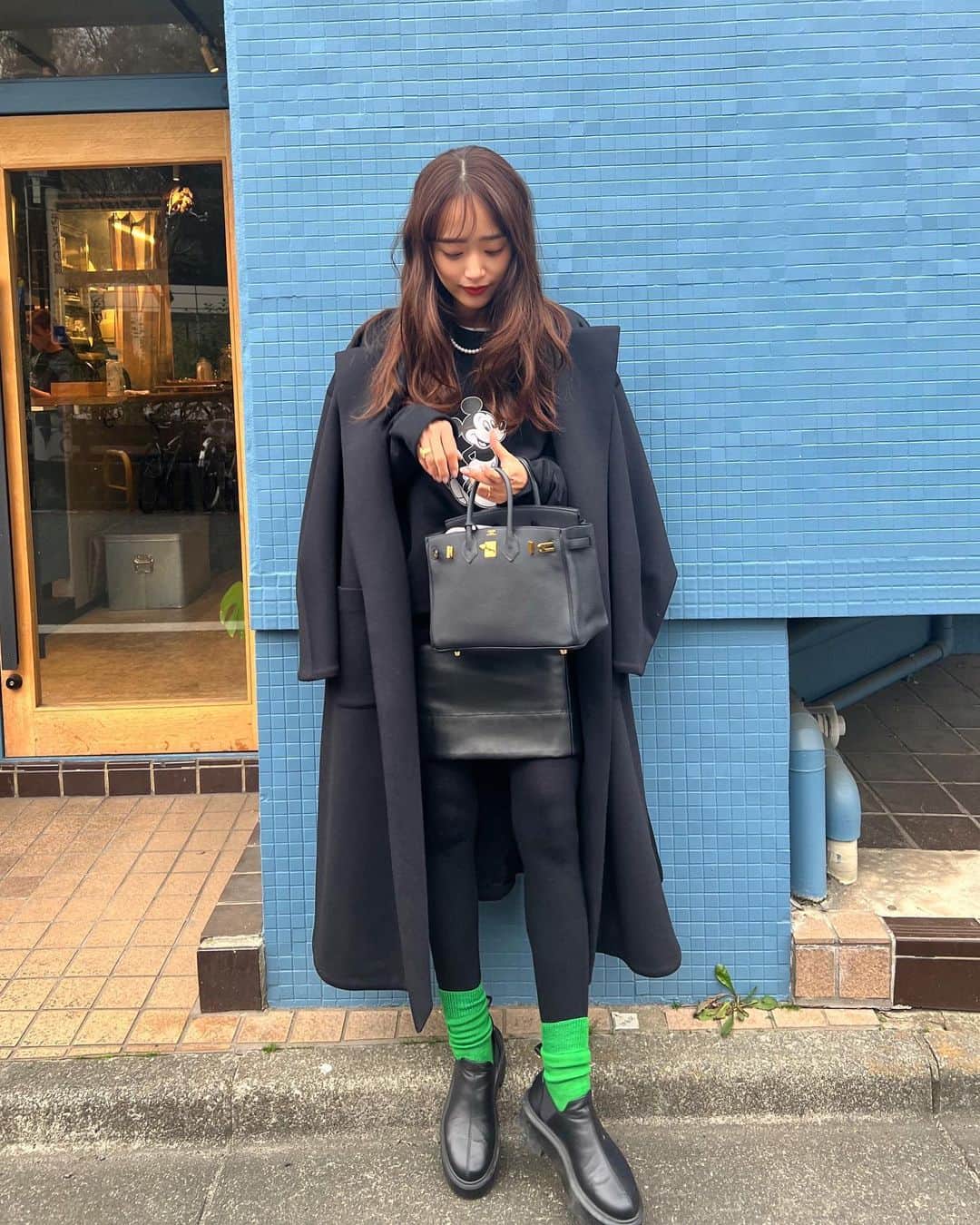 近藤千尋のインスタグラム：「今日もお疲れ様でした💓  @azulbymoussy_official  @ajuga.shop  コラボスウェット着てみました🫶🏻 まっくろくろすけコーデなので ピーマン靴下で🫑 ミッキーのときはパールつけたり おバーキン持ったり大人アイテムを追加しております💗😍  みんなはミッキースウェット 何色ゲットしてくれたかなぁ🥰」
