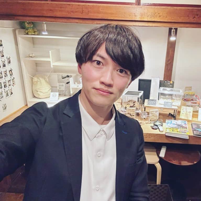 佐伯恵太のインスタグラム：「【科学リテラシー研修】 科学の知識だけでなく、科学とは何かという理解や、科学的なものの見方や考え方を身につけて、それを活かす、科学リテラシー。  昨日は昆虫食の専門企業「TAKEO(@takeo.tokyo)」様に科学リテラシー研修を実施させていただきました。  ずっと前から昆虫食に興味があって、実際にTAKEOさんの商品も購入して食べていた消費者でもありますが、twitterで繋がったご縁からこのような機会をいただけて感激しました。  対話型研修を目指していましたが、皆さん想像以上に前のめりに参加してくださり、思い描いていた研修をしっかりやり切ることができました。とても充実した時間でした。  サイエンスコミュニケーターとして、科学の楽しさや面白さを伝えるだけではなくて、あらゆる切り口で、科学と社会を繋げていければと思います。TAKEOさん、ありがとうございました🦗 #TAKEO #昆虫食 #研修 #科学リテラシー」