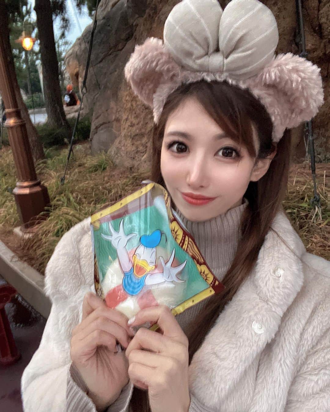 のインスタグラム：「DisneySea🐚 ＊ ＊  ディズニーでも食いしん坊発揮してた😋🧡笑 ・ 行く前から、食べるって決めてたうきわまん🛟 ・ ブレちゃってるけど、それくらいがちょうどいいからあえてのせる😂 ・ フラッシュにするとリアル感でるのなんで？🥲 ・ ・ ・ #ディズニーシー #disneysea #うきわまん #スモークチキン #ディズニーカチューシャ #シェリーメイ #シェリーメイコーデ #ダッフィー」