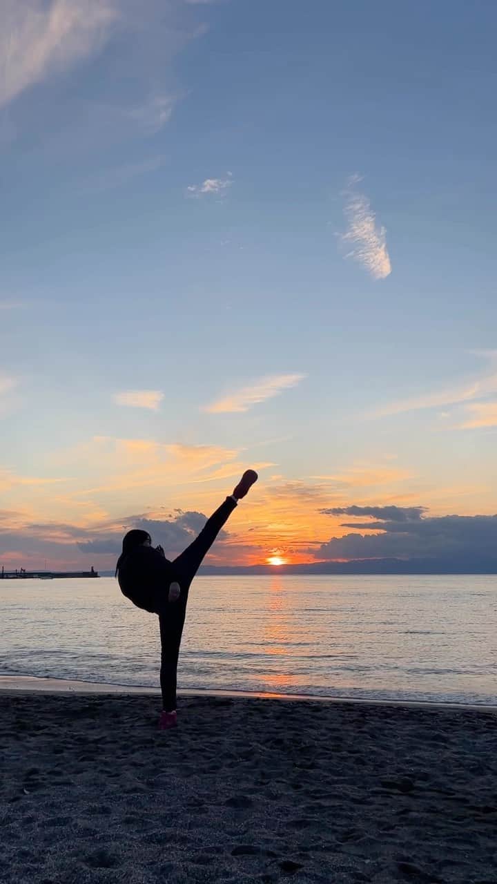 青野楓のインスタグラム：「夕陽ハイキック☺️」