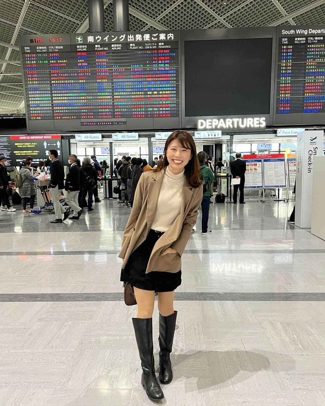 河谷麻瑚さんのインスタグラム写真 - (河谷麻瑚Instagram)「.  新婚旅行🫶🫶　 　 成田空港→ロサンゼルス💖　 　 #ロサンゼルス#成田空港#アナハイム#エンゼルス#エンゼルススタジアム#大谷翔平#選手#オオタニサンの顔がちょうどヤシの木の影　 　 球場の前にマウンドプレートがあったので、　 投げるフリをしてみたら　 想像以上に自分がダサかった🥹　 最後の顔🤓w」2月8日 18時38分 - makokawatani