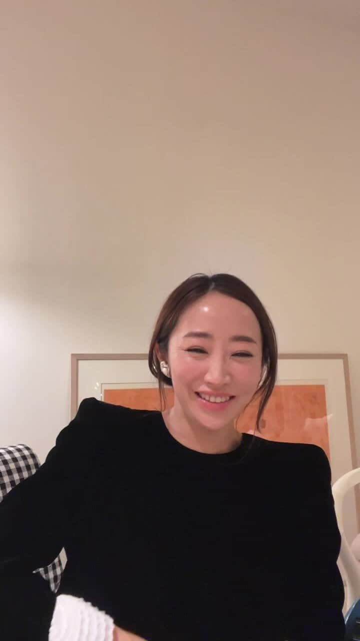 神崎恵のインスタグラム：「眉のお直しや、鼻先ツンのハイライトのお話やら、ゆるりとしました。 が、せかせかしてしまいましたね🙏 またゆっくり、お話ししたいです。 楽しみにしています。  服やアクセや使用コスメはライブ内でご紹介しています😌」