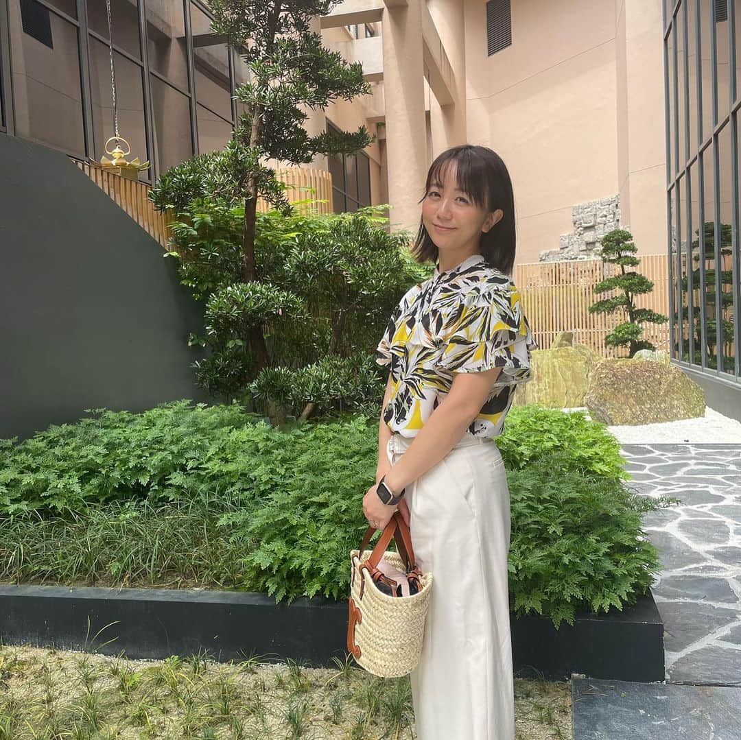 福田萌さんのインスタグラム写真 - (福田萌Instagram)「ここはシンガポール？それとも東京？  フォーシーズンズホテルの中の「NOBUシンガポール」。  美しい庭園と明るい店内はまるで東京にいるかのような居心地のよさでした。  そんな開放感の中味わう和食やスイーツの数々。  どれもとても美味しくて、目にも楽しい美しさでした😍  バレンタイン期間の2月はランチのBENTO BOXが30ドルオフの60ドルで楽しめるそうでお得です🍱  @fssingapore @nobu.singapore」2月8日 18時43分 - fukuda.moe