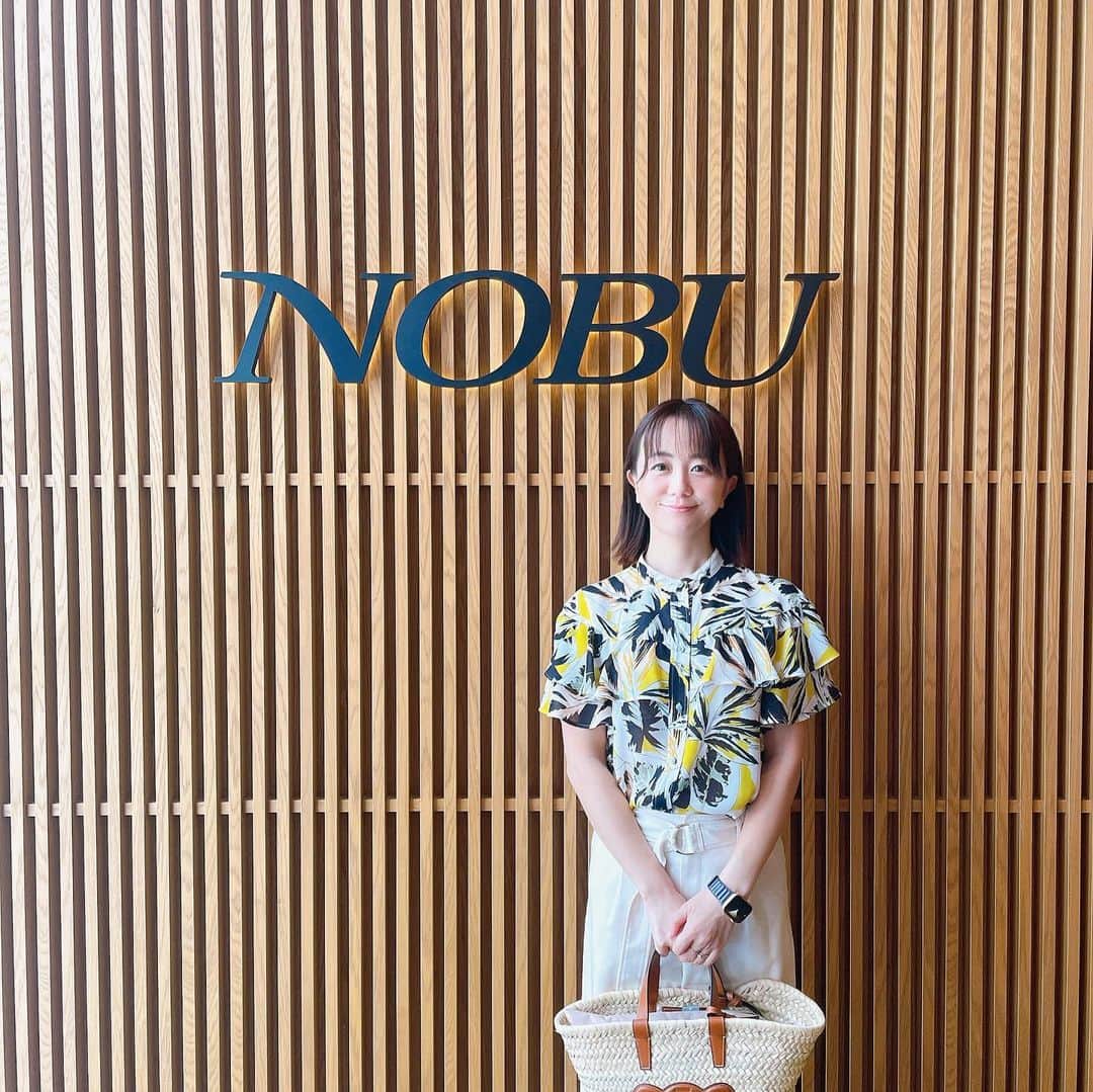 福田萌のインスタグラム：「ここはシンガポール？それとも東京？  フォーシーズンズホテルの中の「NOBUシンガポール」。  美しい庭園と明るい店内はまるで東京にいるかのような居心地のよさでした。  そんな開放感の中味わう和食やスイーツの数々。  どれもとても美味しくて、目にも楽しい美しさでした😍  バレンタイン期間の2月はランチのBENTO BOXが30ドルオフの60ドルで楽しめるそうでお得です🍱  @fssingapore @nobu.singapore」