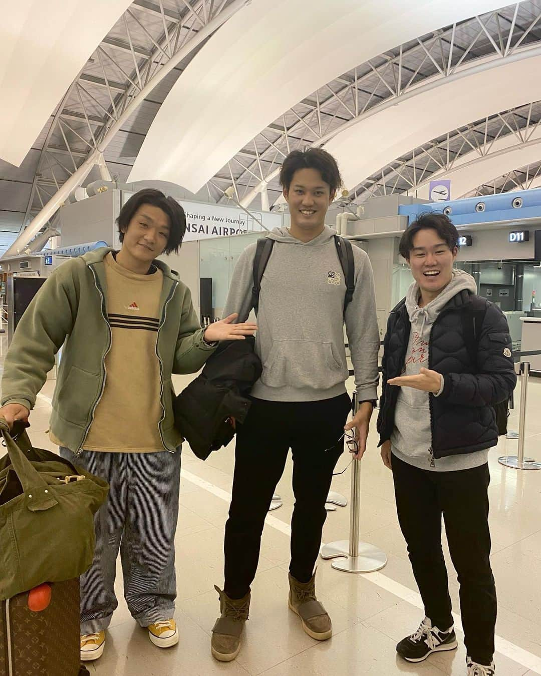 服部優陽さんのインスタグラム写真 - (服部優陽Instagram)「Fujiの見送りに行ってきました✈️  空港に着いてから 「本当に日本からいなくなるんだなぁ」 とこっちが思っていたら 藤浪選手は藤浪選手で 「本当に行く実感湧いてきたわ」 と言ってました。笑  颯爽と、振り返らずにゲートをくぐっていった姿が かっこよかったです！  海の向こうでの飛躍を願って…  Go Oakland A's! Go Fuji!!  #Fuji #藤浪晋太郎 選手 #アスレチックス #Athletics#オークランド #Oakland #阪神タイガース #タイガース #hanshin #tigers  #松田遼馬」2月8日 19時05分 - hattori.yuhi_ktv