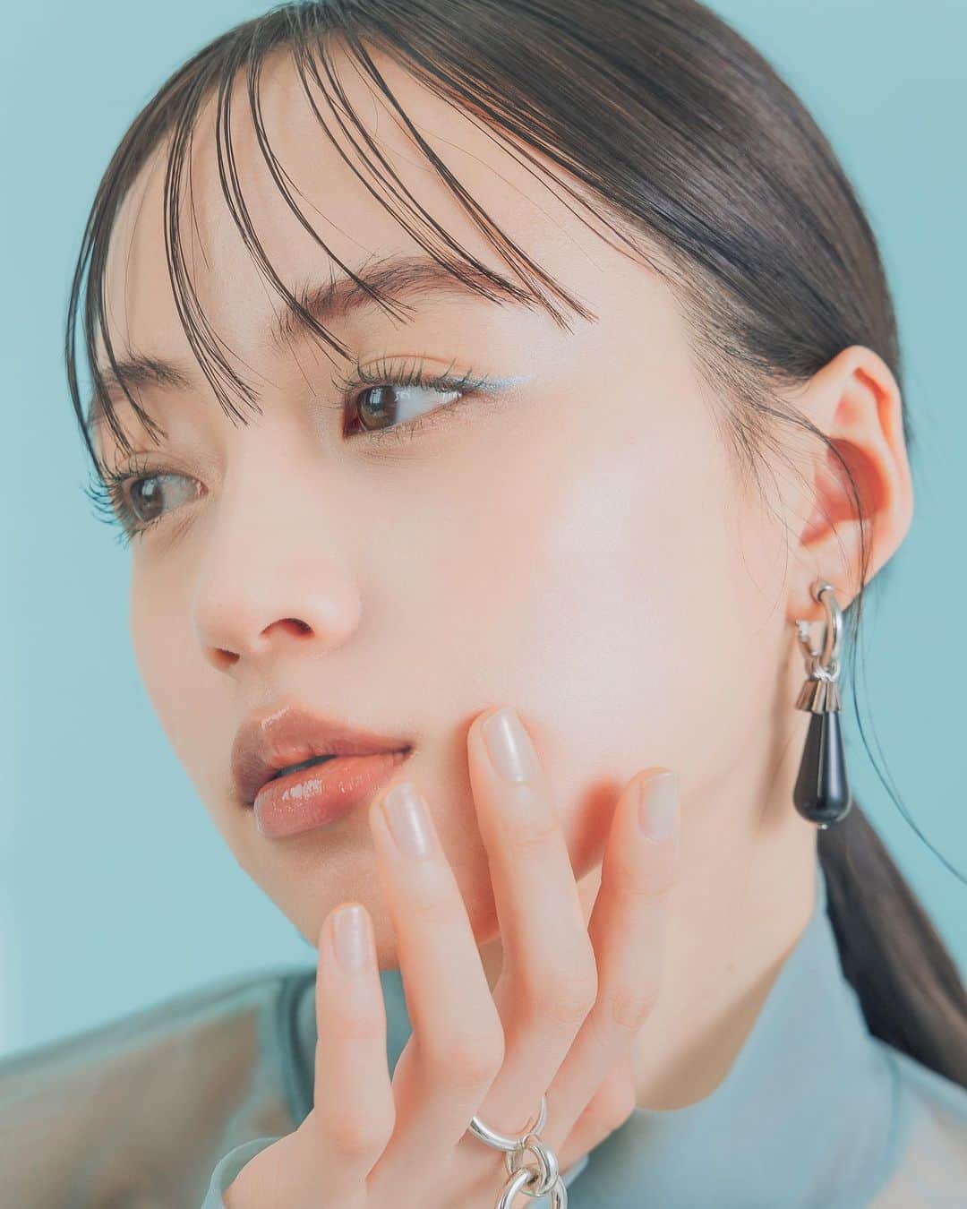 小嶋彩音のインスタグラム：「ㅤㅤㅤㅤㅤㅤㅤㅤㅤㅤㅤㅤㅤ OPERA Spring Collection 2023🌷✨ ㅤㅤㅤㅤㅤㅤㅤㅤㅤㅤㅤㅤㅤ ㅤㅤㅤㅤㅤㅤㅤㅤㅤㅤㅤㅤㅤ 春の限定色で2パターンのメイクをしてもらいました カラーリングマスカラの12 フォレストグリーンはすごく肌馴染みが良くてお気に入り(1枚目) ㅤㅤㅤㅤㅤㅤㅤㅤㅤㅤㅤㅤㅤ 目頭に入れたアイカラーペンシルの03マンダリンも光にあたるとよりラメが綺麗で可愛かったな、、(2枚目) ㅤㅤㅤㅤㅤㅤㅤㅤㅤㅤㅤㅤ ㅤㅤㅤㅤㅤㅤㅤㅤㅤㅤ春メイク＝ピンクのイメージだったけど今年は色んなカラーで春メイクを楽しみたい！ ㅤㅤㅤㅤㅤㅤㅤㅤㅤㅤㅤㅤㅤ #オペラスプリングコレクション2023 #カラーマスカラ #カラーアイライナー #リップティント #ad」