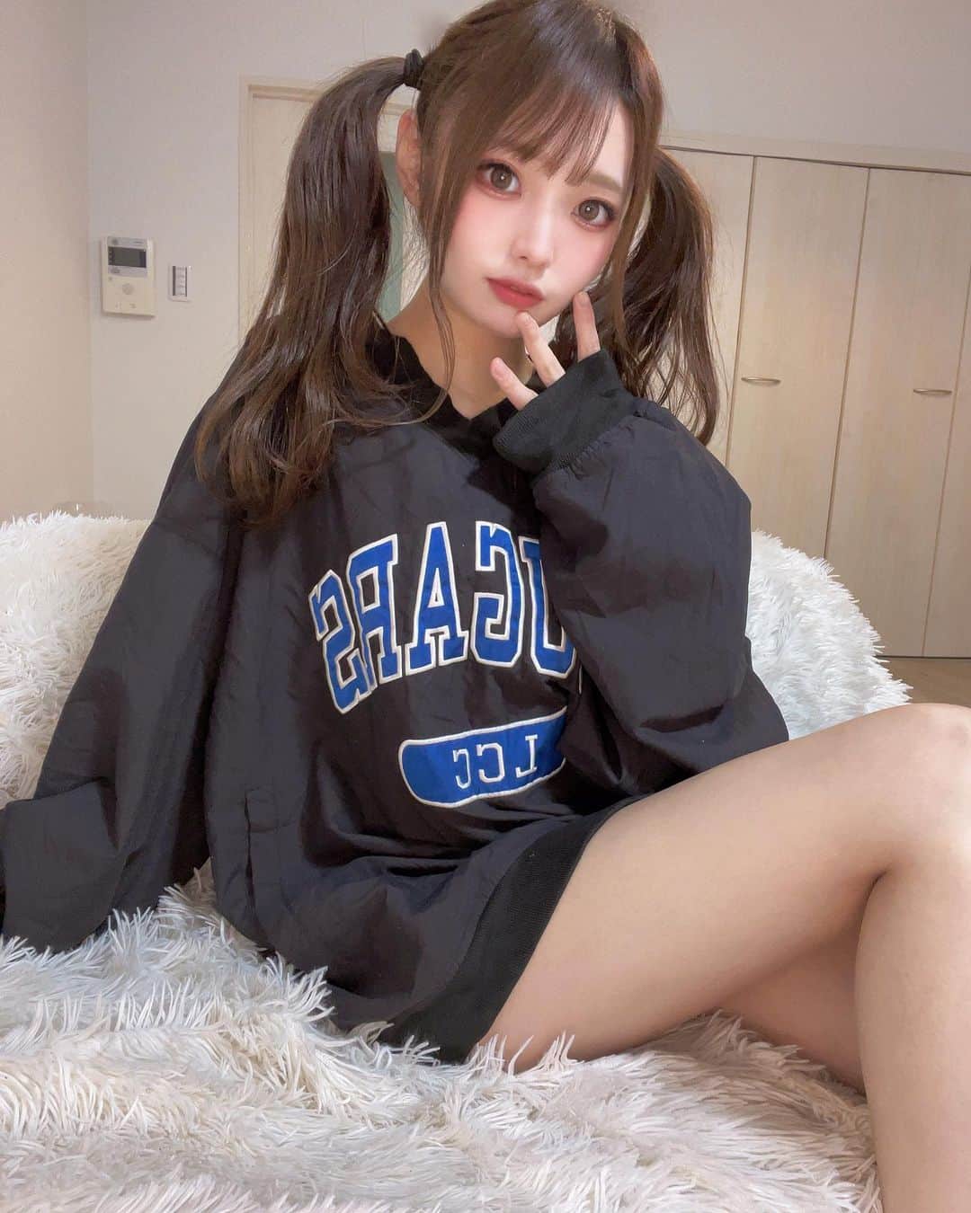 かなてゃんさんのインスタグラム写真 - (かなてゃんInstagram)「たまにはこうゆう服も🙆‍♀️🙆‍♀️🙆‍♀️ . . 2月の会えるイベント 2/11(土)18-22時 渋谷➡︎ギャルカフェ10shon @galcafe_10sion (来店予約で手作りお菓子)  2/18(土)18-25時 新宿➡︎ Princess palace @pripala_concafe (手作りお弁当の日)  2/25(土)18-25時 新宿➡︎Princess palace @pripala_concafe (企画検討中)  楽しませるように頑張るから絶対会いに来てね😆 . . . #ストリート系女子 #ストリートファッション #ストリートコーデ #スウェット #ナイロンジャケット #コンカフェ #コンカフェ嬢」2月8日 19時04分 - _yakiniku_