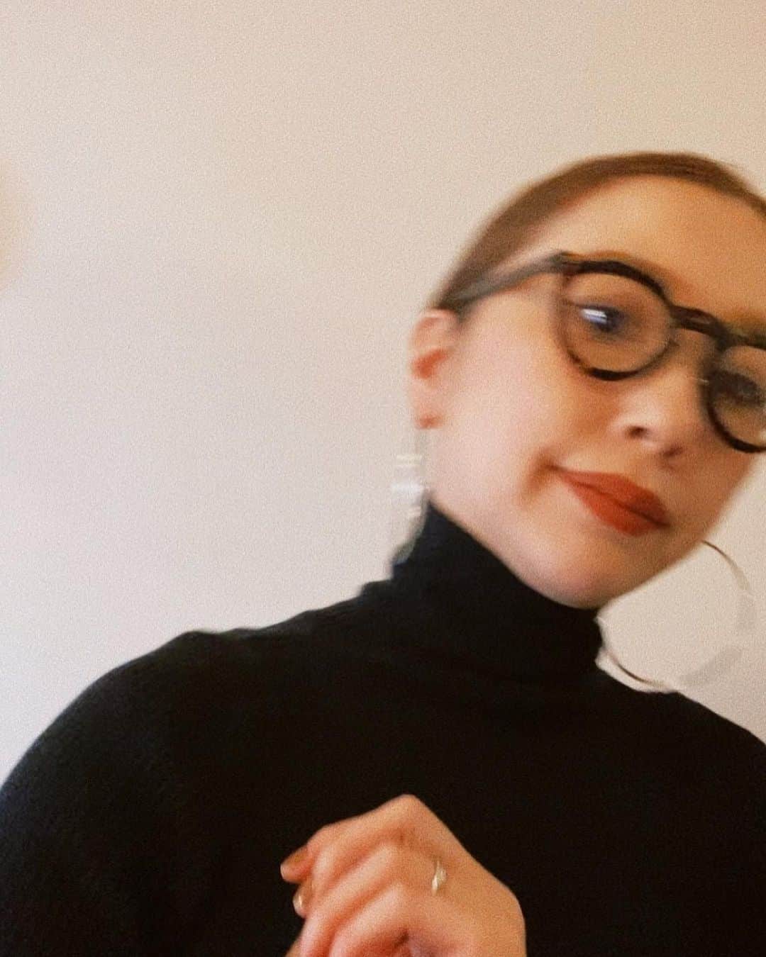 のインスタグラム：「眼鏡が好きでコレクションしてる👓  毎年少しずつトレンドも変わってきて選ぶのも楽しい。  同じお洋服でも随分眼鏡だけで印象が変わるなぁ。  全て　@kamachigankyouten_fukuoka  にて。  1.2.3枚目　@lescalunetier  4.5枚目 　@ayame_id  6枚目  @olivergoldsmithsunglasses  7枚目　  10eyevan 8枚目　@eyevan_official  9枚目　@oliverpeoples  10枚目　@yuichi_toyama_official」