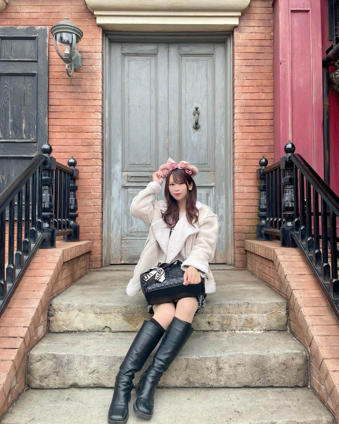 りなてぃんのインスタグラム：「˗ˏˋ🐭🏰𝓣𝓸𝓴𝔂𝓸 𝓓𝓲𝓼𝓷𝓮𝔂𝓢𝓮𝓪🌍ˎˊ˗  ㅤㅤ 昨日妹弟＋ほくてぃんで ディズニー行ってきたよー！💭  前回リーナベルのカチューシャ 品切れで買えなかったから 今回こそGETする！って思ってたら 買えなかった、、、🤦‍♂️🤦‍♂️💦💦  めちゃくちゃショック、、😭😭  次買いたいけど行くなら次はランドだなぁ🐭🏰ˎˊ˗  ㅤㅤ #tds #ディズニーシー　#ディズニーシーコーデ  #disneysea #リーナベル #リーナベルコーデ  #リーナベルグッズ #ディズニー　#grl #グレイル #ディズニー　#ディズニーランド #shein #シーイン購入品 #シーインコーデ #ダッフィーコーデ #シェリーメイコーデ  #シェリーメイ」