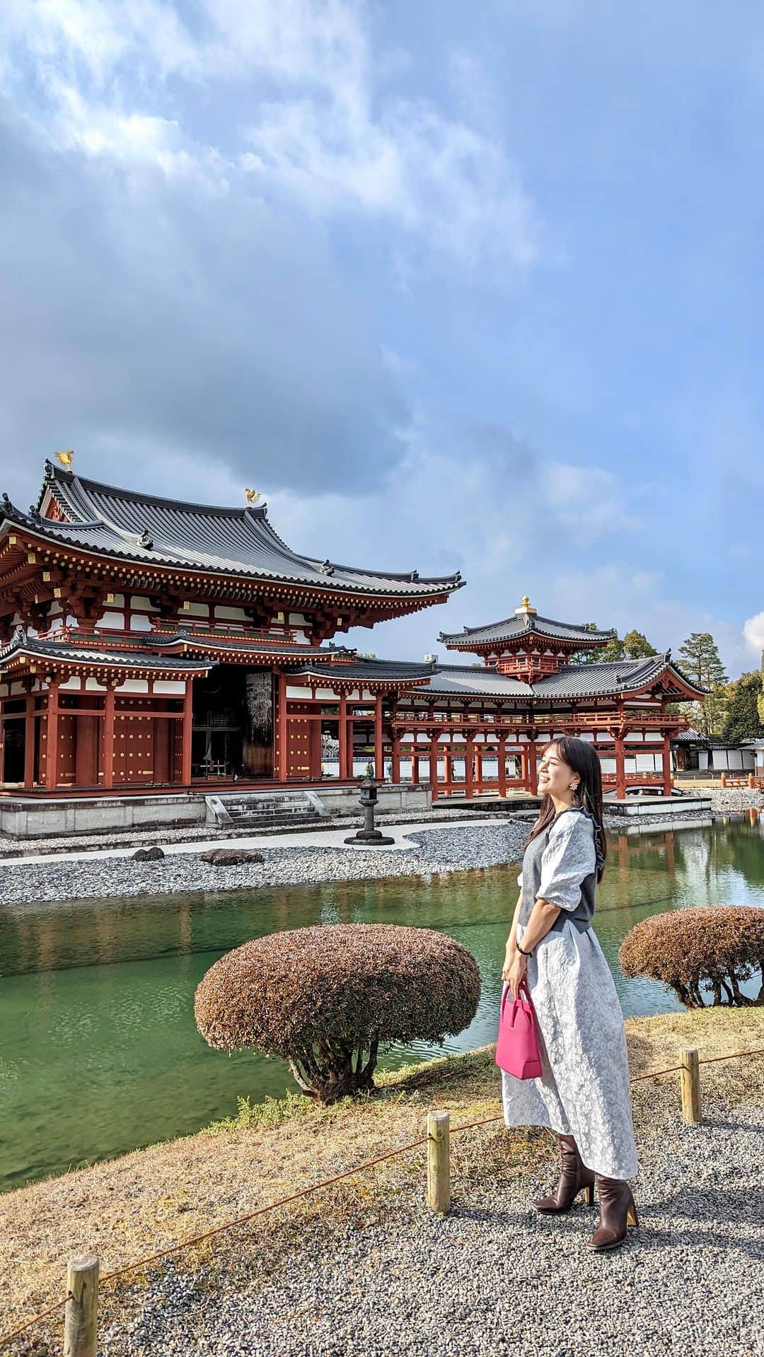 のインスタグラム：「初めて行った世界遺産、平等院鳳凰堂✨ 日本の10円玉に刻印されている天国をイメージして建てられたそう。 本当に美しくて少し京都からは離れてるけどいって良かった！！ setup... @chesty_official  bag... @epoi_official  boots... @acym_official  . #京都 #京都旅行 #平等院鳳凰堂 #世界遺産 #worldheritage #kyoto #chesty #京都観光」