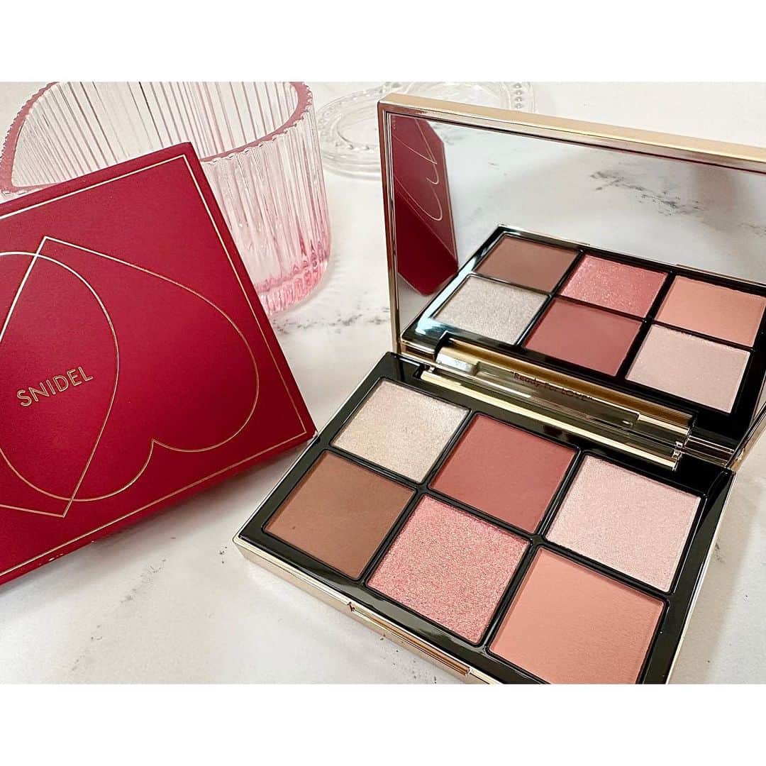 rinaのインスタグラム：「@snidelbeauty すーぐ売り切れちゃう、 #snidelbeauty さん... ふと立ち寄ったコスキチさんで なんと在庫が！！！ まさかバレンタインコレクション でお目にかかれるとは🎁 . 持っているだけで 大満足なアイテムですが、 可愛すぎて使えないとか言わず すーぐ使っちゃいました笑 発色もキラキラも最高✨ リップも買えば良かったなぁ... (onlineではほぼほぼ完売) . 再販あるか怪しいですが、 しばらくチェックしておこう... |˙꒳​˙)ﾁﾗｯ... . #snidel #スナイデル #スナイデルビューティー  #アイメイク #アイシャドウ #アイデザイナー #メイク #ピンク #バレンタイン #デパコス #コスメ #コスメキッチン #ハート #スタバ #キャニスター #化粧 #化粧品」
