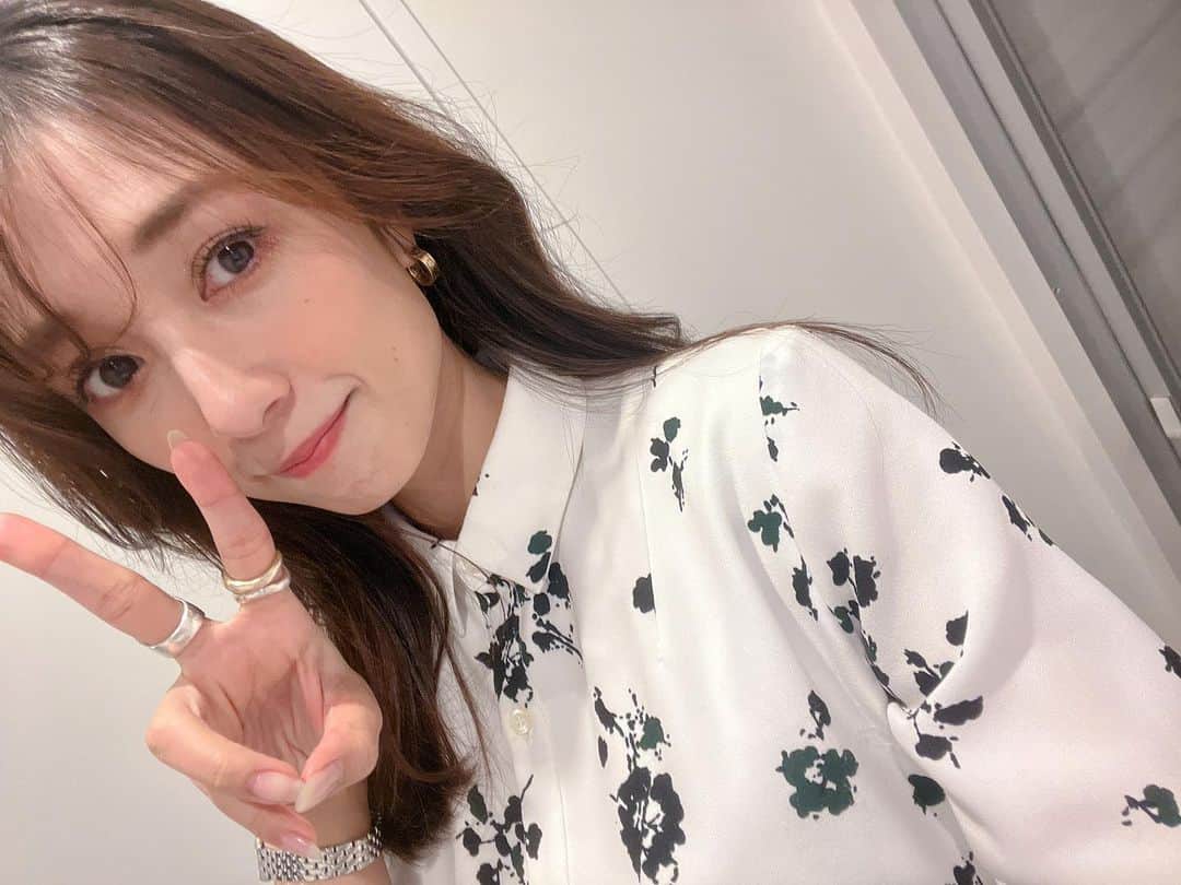 広瀬未花のインスタグラム：「今夜、20:30〜インスタライブ✨ ( @bonaventura.official アカウントからなのでお間違いなく！)  本日よりスタートした、ボナベンチュラpop upイベントが開催されている、 銀座三越ザ・ステージからインスタライブを配信します！！  pop upで先行発売するアイテムや、限定アイテムをたっぷりご紹介します❤️  あの、大人気だったバッグも登場✨  20:30〜ぜひご覧下さい！ @bonaventura.official  ↑こちらのボナベンチュラ公式アカウントからです❤️  #ボナベンチュラ #bonaventura #インスタライブ #今夜 #20:30 #生配信だよ〜✨😆 #popup #本日スタート #銀座三越」