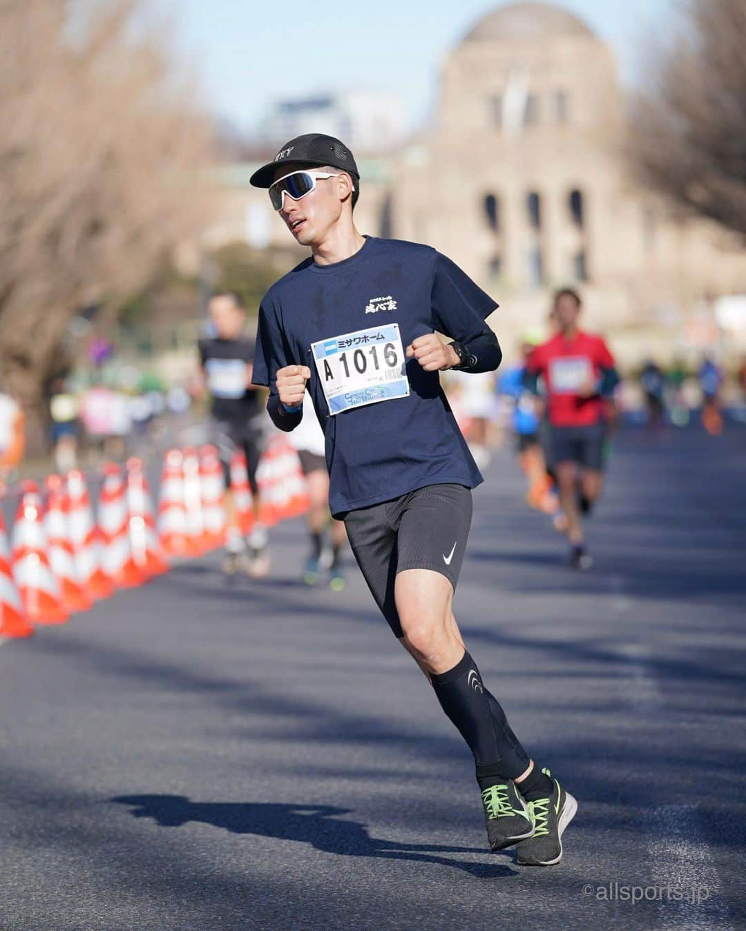 重盛赳男のインスタグラム：「新宿シティハーフマラソン🏃‍♂️ ラスト2、3キロ地点？ 腕が全く振れていないのが分かりますね😇 あと、最近はハーフタイツ履いてます。  #新宿シティハーフマラソン #新宿シティハーフマラソン2023 #ハーフマラソン #ランニング #新国立競技場 #重盛赳男 #アナウンサー」