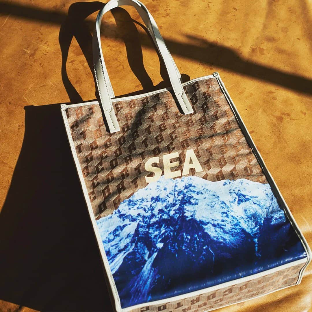 コルトモルテドのインスタグラム：「Sail away in style with the exclusive WINDANDSEA x CORTO MOLTEDO Limited Edition Shopper Tote! 🛥️ #LimitedEdition #WindandSea #CortoMoltedo #ShopperTote #FashionAccessories」