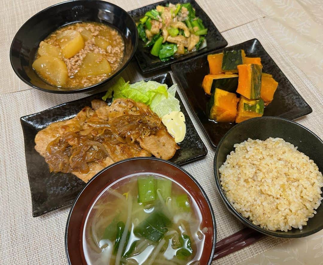 若松春奈のインスタグラム：「#生姜焼き #大根とそぼろ煮 #かぼちゃの煮物 #小松菜と油揚げ  #小松菜ともやしのお味噌汁」
