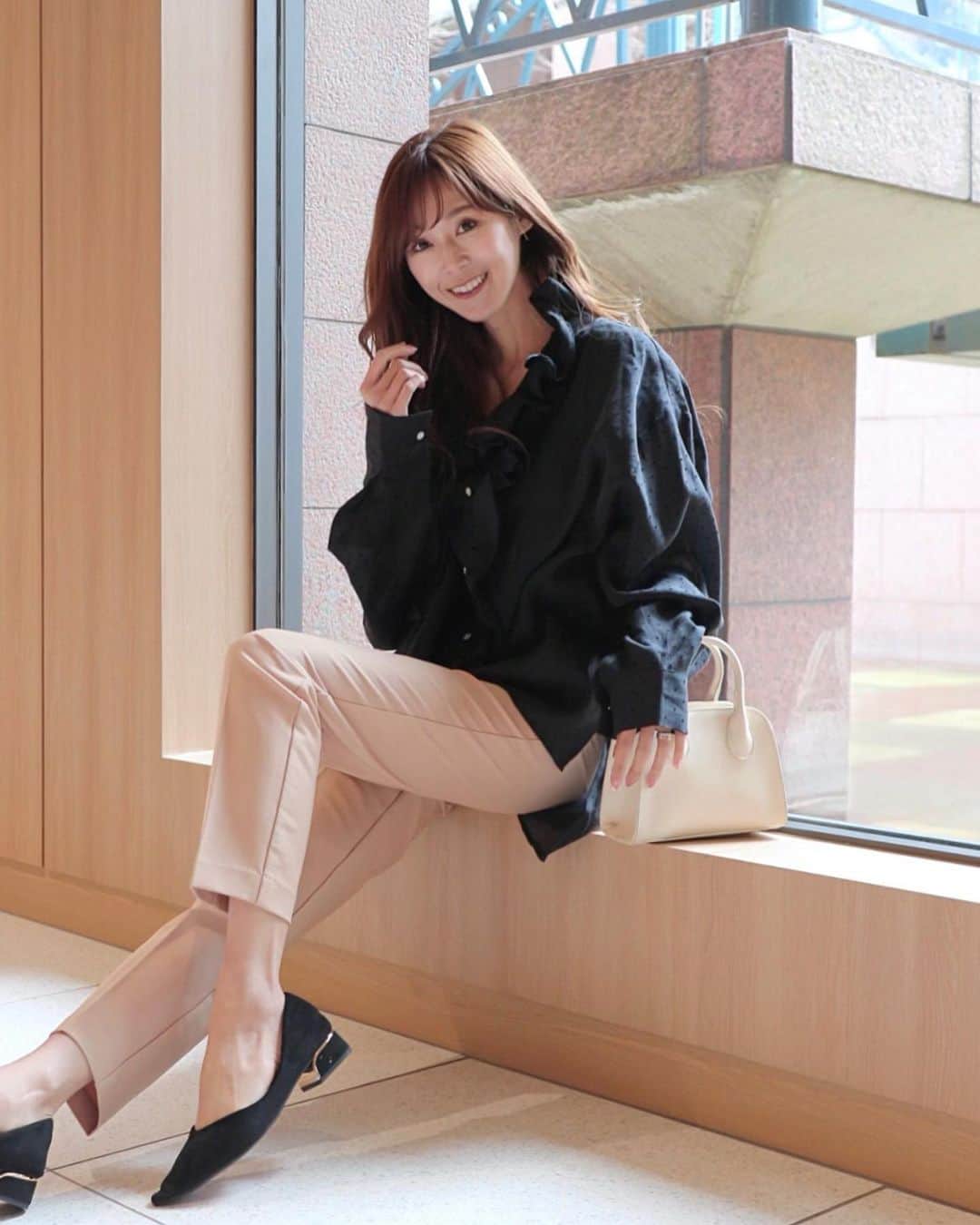 のインスタグラム：「. 昨日から発売になった @chou_chou_ma_cheri の新作アイテム【dot sheer front frill blouse】 .  小さなドット柄やラインストーンのビジューボタン、ボリュームのあるフリルがシュシュらしくて可愛い一枚になっています🤗  裾はサイドからバックにかけて着丈が長くなるテールラインなのでパンツスタイルとも相性バッチリ🙆‍♀️ . ぜひチェックしてみてください💕 . . . .  #chouchoumacheri #シュシュマシェリ #シュシュコーデ」