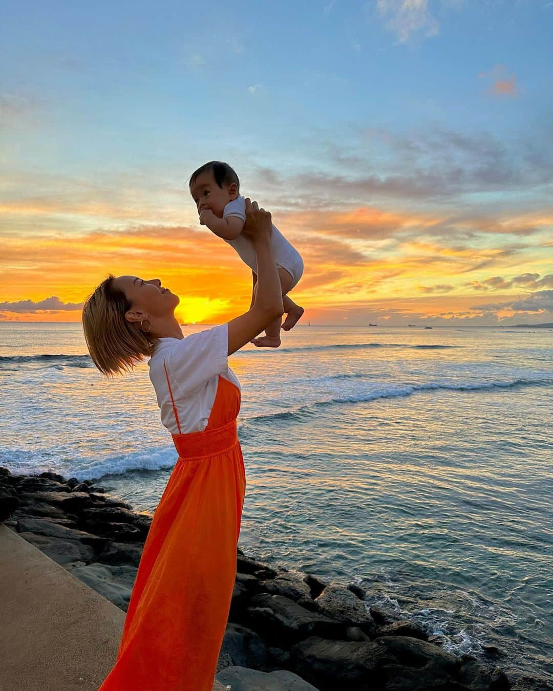 EMIさんのインスタグラム写真 - (EMIInstagram)「SUNSET☀️🌈  Hawaiiが恋しい🥹❤️  #sunset #nature #beach #sea #hawaii #myson #babyboy #zara #ハワイ #ザラ #ママファッション #男の子ママ #サンセット #海 #赤ちゃん」2月8日 19時59分 - emi.i.0626