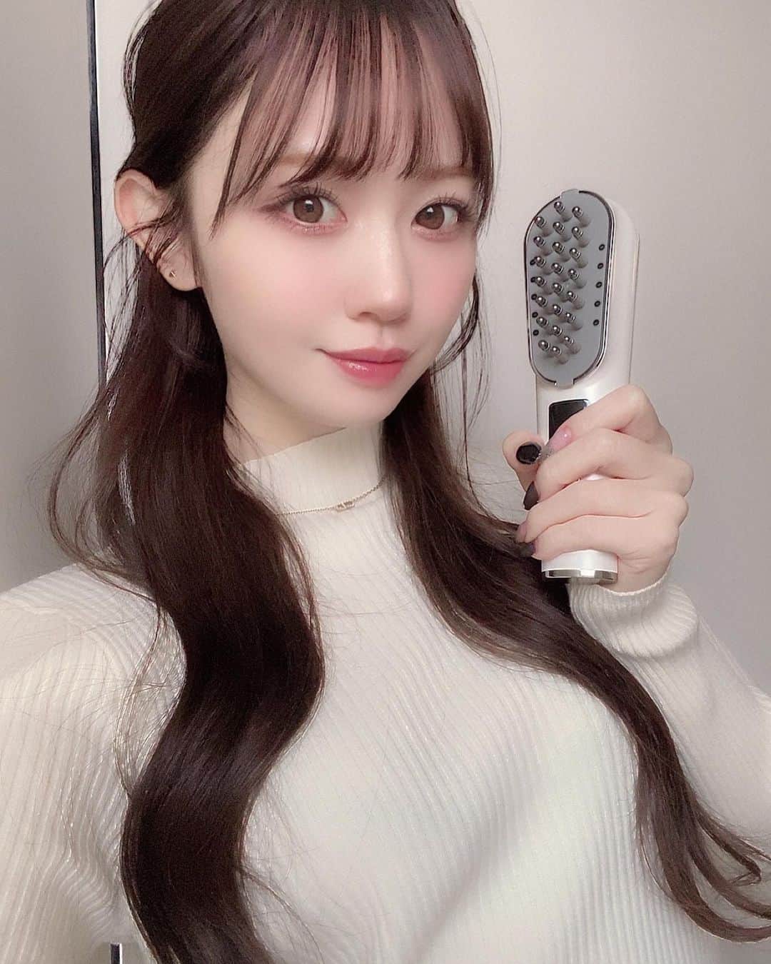 のインスタグラム：「⁡ ⁡ @wavewave.wavewave さんの電気バリブラシ✨✨  ⁡ 朝のメイク前にやるたけで、リフトアップ✨✨ ⁡ 防水機能もついてるので、お風呂に浸かりながら 半身浴しながらケアできます🛀🫧 ⁡ 取り替えるだけでフェイスモードとスカルプモードが切り替わります✨ ⁡ 頭皮と顔周りケアがこれ一つでできるのすごい！！ ⁡ 私は、頭皮が結構ガチガチなのでこれは本当に有難くて 自分の手で揉むのも大切ですがこれがあるとさらに便利🥰🥰 ⁡ ⁡ ⁡ 楽天市場で「wavewave 美顔器」で検索してみて♡ ⁡ ⁡ #wavewave #美顔器 #電気バリブラシ #頭皮ケア #リフトアップ #美容 #スキンケア」