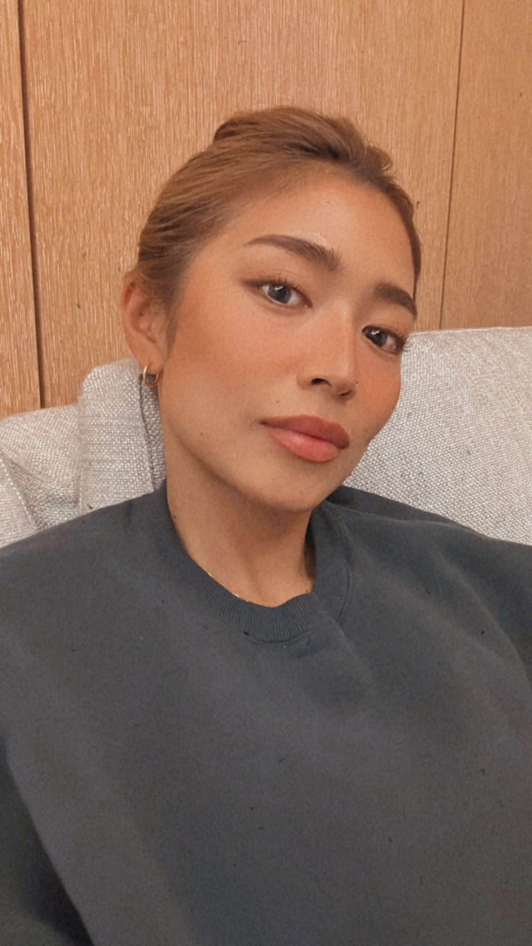 のインスタグラム：「今年頑張ることその一 医療美容。  20代さんざんやってきた エステによる導入やハイフ、針、整体などなど (今ももちろん継続している  それでもどうにもならないこともある だからやっと重い腰をあげて(ダウンタイムが嫌w 医療美容にもサポートしてもらおうと 去年末から通っている @kaunis_skinclinic   今回は2回目のハイドラ&ピコフラクショナル 2つの薬剤を使ってまず毛穴や角質を綺麗にしてから ピコフラでたるみ毛穴収縮、色素沈着などを改善✔︎  更にデパコスを辞めて ドクターズコスメも初めてみています (まだ使い始めだから良かったらシェアします)  2回目だけど！ 毛穴がギュッと小さくなって 肌のトーンが均一になってきてるのを実感中  最低3回と言われたけど 欲が出てきて、、w6回くらいはやりたい！ 半年〜1年の美肌計画😂  そしてそれを定期的に継続しなければならないw 美ってほんとうに大変な作業です😂  レーザーはまだいらないって人も ハイドラはオススメします  ちなみにここのハイドラは 薬剤なのかな？一番赤ちゃん肌みたいになるの 感動しますよ✨  ちなみに最後のパックは @lamariage_omotesando の エステ専売フェイシャルパック ダウンタイムは専売しか使いません✔︎ 医療レベルの幹細胞たっぷりパックで ダウンタイムが２日で完全に終わりました😂  #30代美容事情」