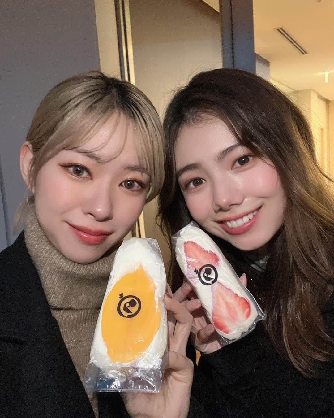のインスタグラム：「チートデイにぴったりなご褒美デザート ＼🍑八百屋の作る本気のフルーツサンド🍋／ "ダイワ表参道" @358daiwa   どれにしようか迷いに迷って イチゴとマンゴーに🥰 ジューシーなフルーツに たっぷり生クリームが罪深い…🤤  小学生の頃の新体操仲間 @riona_nsd  8年ぶり！？の再会とは思えない 居心地の良さ🥺💓 東京で地元の友達に会えるの嬉しいなあ🫠  #ダイワ表参道 #表参道スイーツ #フルーツサンド  #八百屋が作る本気のフルーツサンド  #チートデイ  #東京スイーツ」