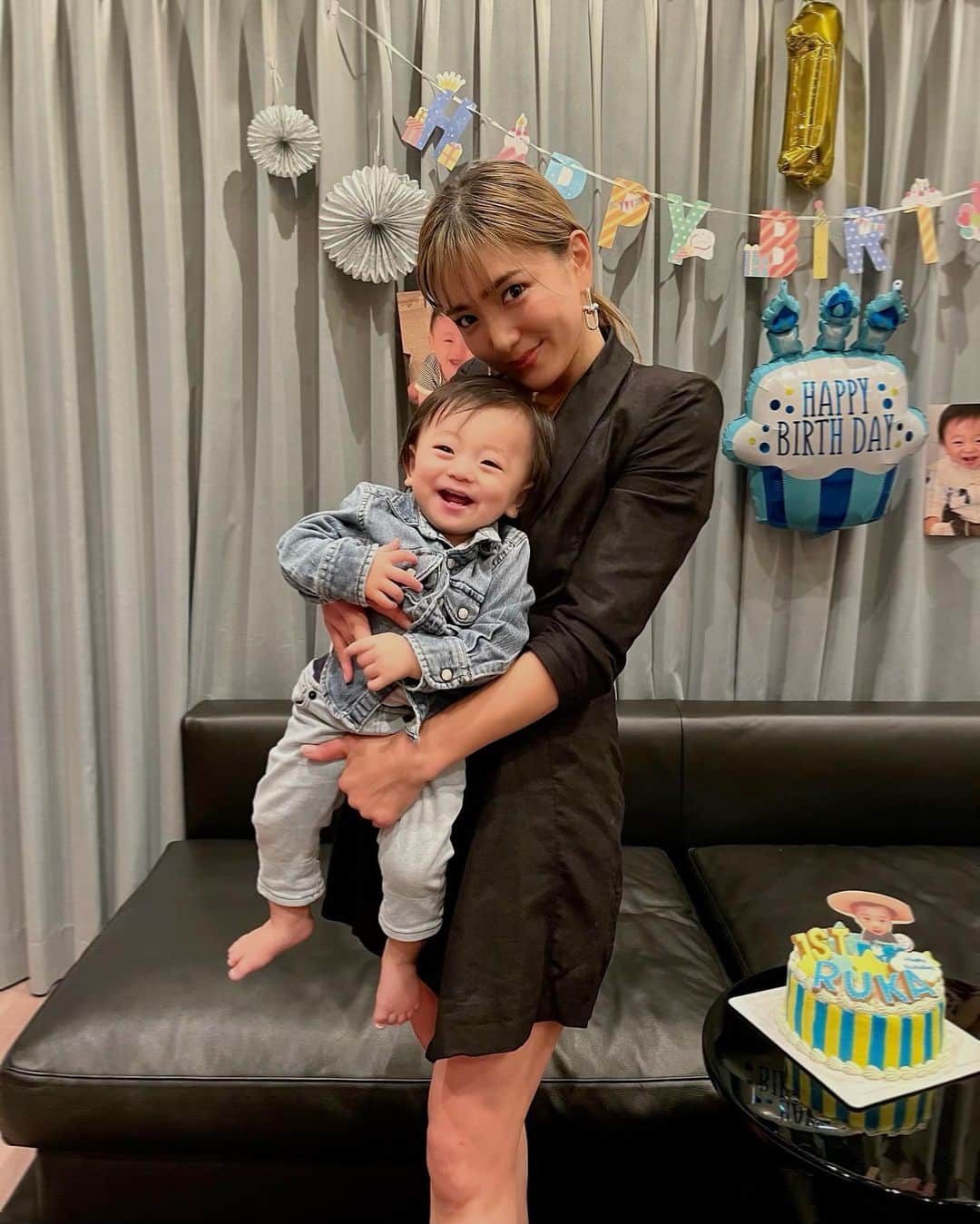 谷口紗耶香のインスタグラム：「Happy birthday RUKA👑 1歳になりました♡ ルカがお腹にいた時のこと。 出産の時の出来事。昨日のことのようだなぁ🥹❤️‍🔥  ４人目ともなると、余裕〜って思ってたけど、きっちり4通り。 一人一人ドラマがある私のお産👶🏻笑  初の無痛で挑み、産む時の痛さがほぼ無くて人生最大に衝撃だった1年前🤣  あんなに小さかったのに人って1年でこんなに大きくなって、笑いあえて、歩けて、食べれて、甘えられて、イタズラできて、、(書いてるだけで泣きそうになる。w)  本当に生命力溢れてる子供達に囲まれて 私は幸せだなとつくづく思います。  琉風くんこれからも元気いっぱい大きくなれ〜❤️‍🔥  #1stbirthday #20230207」