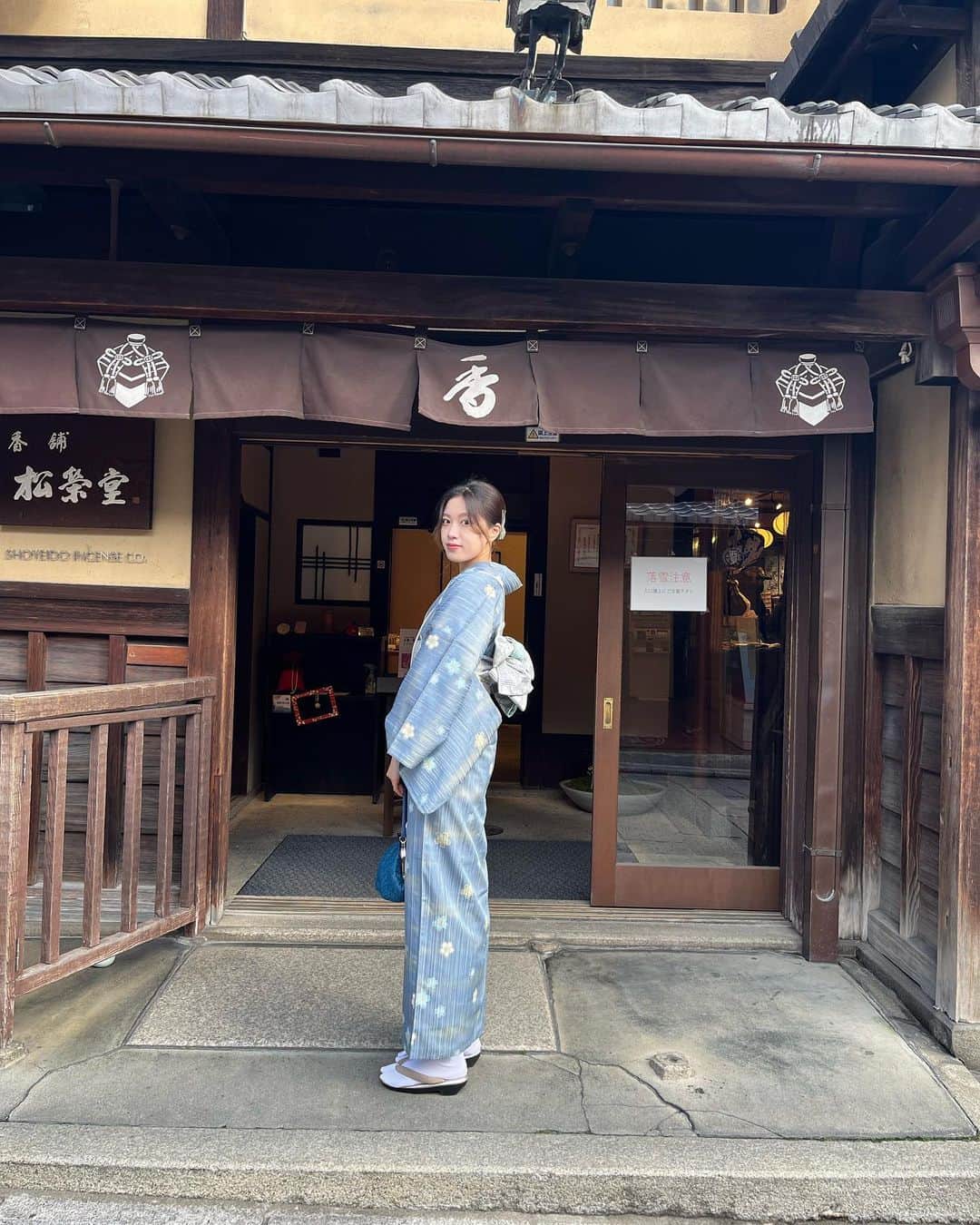 林優菜のインスタグラム：「. お香屋さん💞 . . . #着物 #kimono #京都 #レンタル着物 #kyoto #お香 #교토 #인스타그램 #옷 #友達カメラ」