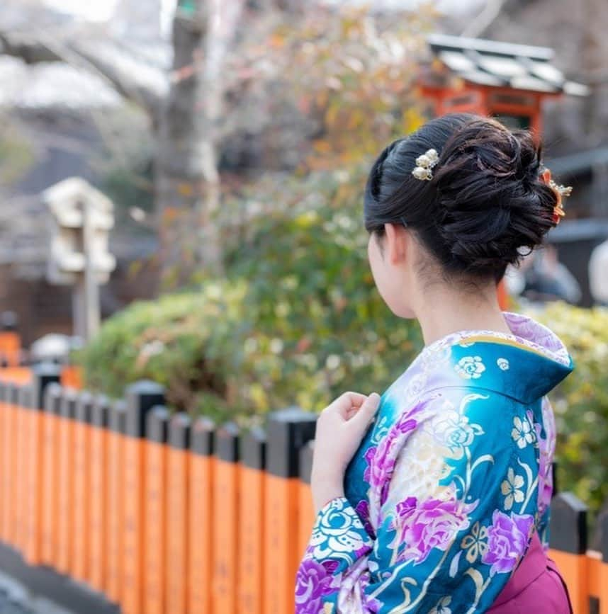 京都ヘアセット&着付け専門サロン夢館(ゆめやかた) さんのインスタグラム写真 - (京都ヘアセット&着付け専門サロン夢館(ゆめやかた) Instagram)「こんにちは、夢館です👘🤍  【卒業式ヘア】の第1弾のご紹介です！ 卒業生の皆さんおめでとうございます✨ 2月下旬から卒業式が増えてきますね。 卒業式のヘアセット、お着付けは是非夢館にお任せください🫶  1枚目　【カールアップ】 束間の美しいカールアップです。上品なスタイルですので、訪問着などでも使っていただけるヘアスタイルです☺️  2枚目　【編みこみシニヨン】 サイドに編みこみが入った可愛いスタイルです。  3枚目　【玉ねぎヘア&編みおろし】 袴はダウンスタイルもおすすめです！大きさがランダムな玉ねぎヘアもふわふわな編みおろしも可愛いですね  他にも夢館のInstagramでは沢山のヘアスタイルをご紹介しています。是非ご参考にしてください🫶  🌱ご予約はTOPのURLから🌱  #ヘアセット #ヘアアレンジ #ヘアメイク #セットサロン #髪型 #ヘアカタログ #京都 #kyoto #夢館 #yumeyakata #京都ヘアセット #京都セットサロン #hairset #hairarrange  #シニヨンヘア #ルーズヘア #ポニーテール #アップヘア  #結婚式ヘア #二次会ヘア#袴ヘアセット#カールアップ #玉ねぎヘアー #袴ヘア #卒業式ヘア #訪問着ヘア#成人式ヘア #振袖ヘア #前撮りヘア #京都前撮り」2月8日 20時32分 - yumeyakatabeauty