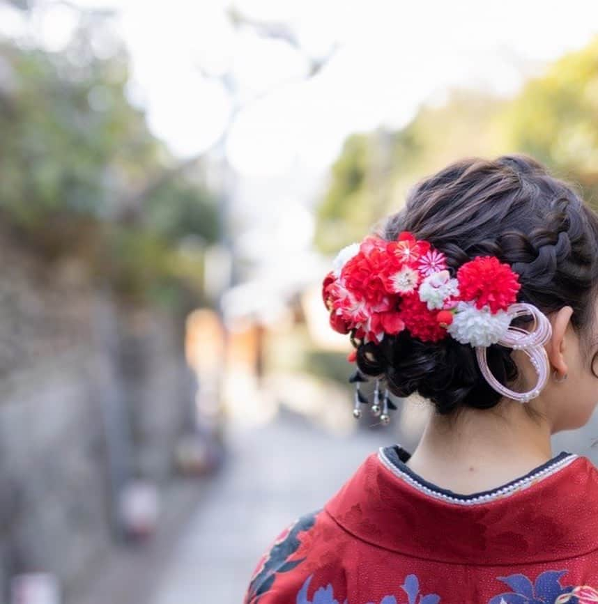 京都ヘアセット&着付け専門サロン夢館(ゆめやかた) さんのインスタグラム写真 - (京都ヘアセット&着付け専門サロン夢館(ゆめやかた) Instagram)「こんにちは、夢館です👘🤍  【卒業式ヘア】の第1弾のご紹介です！ 卒業生の皆さんおめでとうございます✨ 2月下旬から卒業式が増えてきますね。 卒業式のヘアセット、お着付けは是非夢館にお任せください🫶  1枚目　【カールアップ】 束間の美しいカールアップです。上品なスタイルですので、訪問着などでも使っていただけるヘアスタイルです☺️  2枚目　【編みこみシニヨン】 サイドに編みこみが入った可愛いスタイルです。  3枚目　【玉ねぎヘア&編みおろし】 袴はダウンスタイルもおすすめです！大きさがランダムな玉ねぎヘアもふわふわな編みおろしも可愛いですね  他にも夢館のInstagramでは沢山のヘアスタイルをご紹介しています。是非ご参考にしてください🫶  🌱ご予約はTOPのURLから🌱  #ヘアセット #ヘアアレンジ #ヘアメイク #セットサロン #髪型 #ヘアカタログ #京都 #kyoto #夢館 #yumeyakata #京都ヘアセット #京都セットサロン #hairset #hairarrange  #シニヨンヘア #ルーズヘア #ポニーテール #アップヘア  #結婚式ヘア #二次会ヘア#袴ヘアセット#カールアップ #玉ねぎヘアー #袴ヘア #卒業式ヘア #訪問着ヘア#成人式ヘア #振袖ヘア #前撮りヘア #京都前撮り」2月8日 20時32分 - yumeyakatabeauty