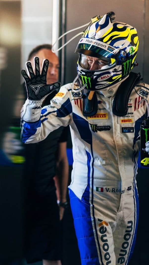 バレンティーノ・ロッシのインスタグラム：「Bathurst 12H,Australia  Saturday,official practice  Great support from the Australian fans we will start p6 for tomorrow morning at 5.45 am 😳」