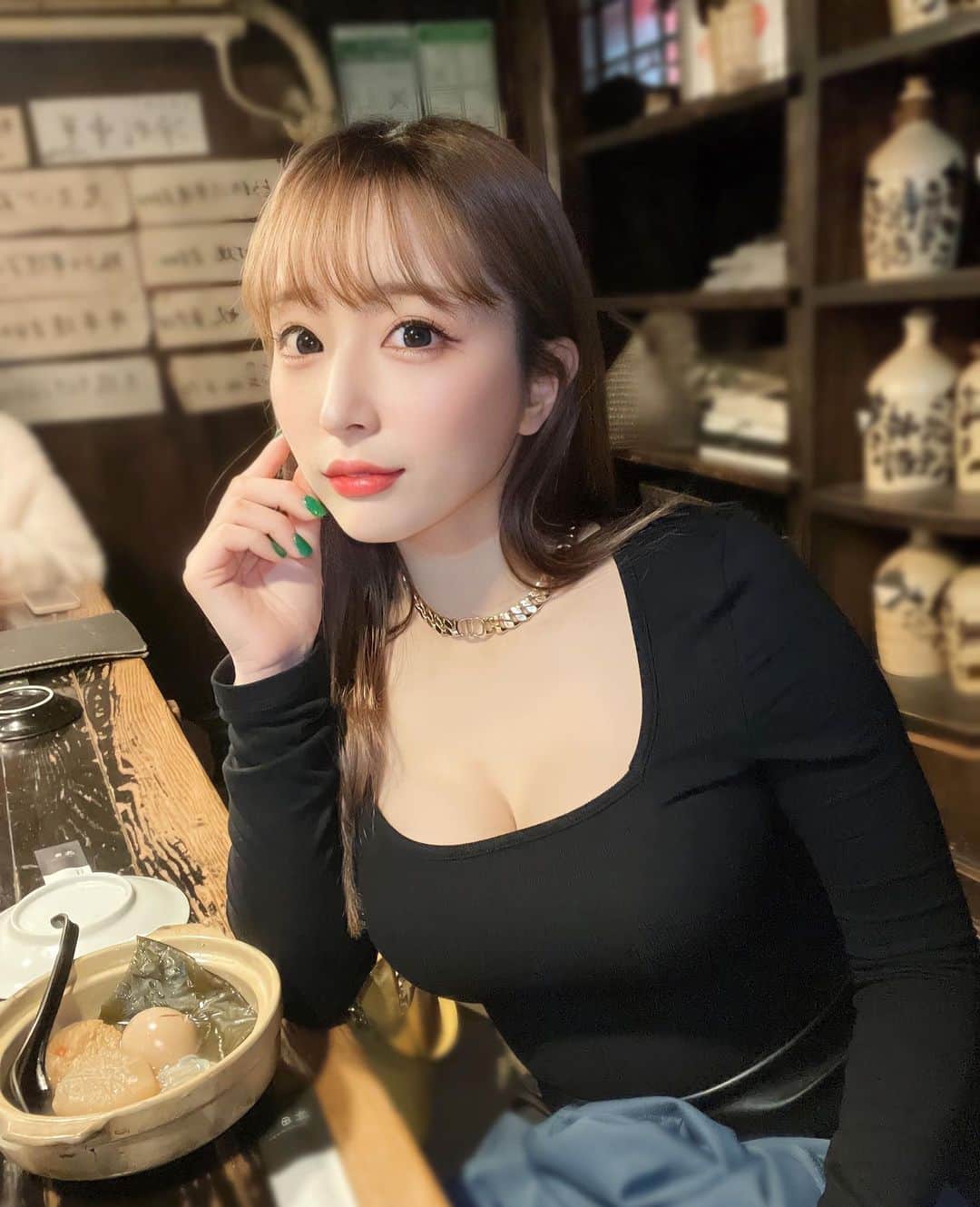 石田みかのインスタグラム：「ネックレス逆さまなのは、 写真加工してから気づいた😗 . . 夜外食ってあんまりしないけど、 個人経営とかこじんまりとしたとこの おいしい居酒屋さん大好き🧏‍♂️ . . この日久々黒コンつけてみたよ、ど？ . . . #だいたいお酒濃いめ  #居酒屋グルメ #居酒屋デート #おでん屋 #おでん居酒屋」